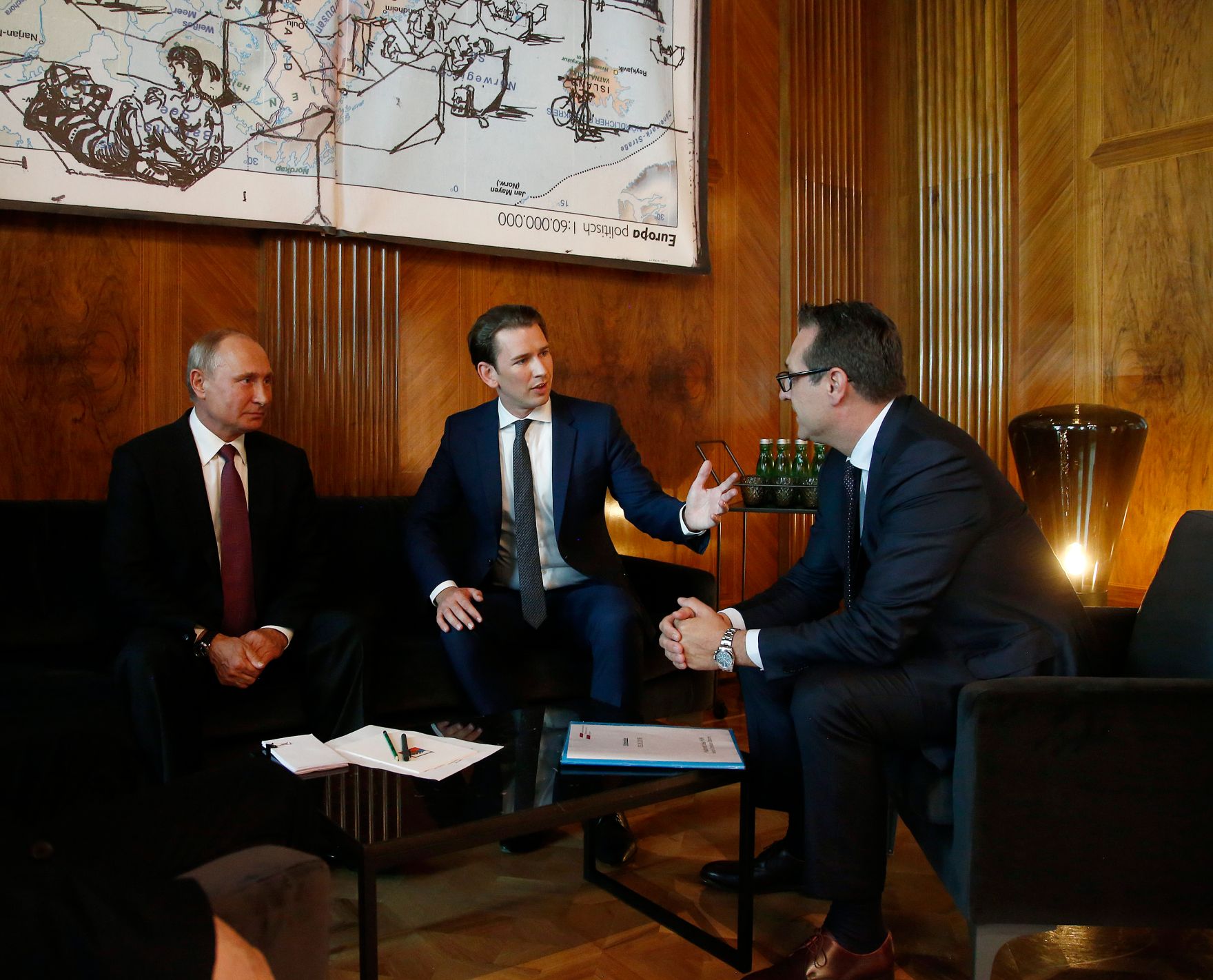 Am 5. Juni 2018 empfing Bundeskanzler Sebastian Kurz (m.) den russischen Pr&auml;sidenten Wladimir Putin (l.) zu einem Arbeitsgespr&auml;ch. Im Bild mit Vizekanzler Heinz-Christian Strache (r.).