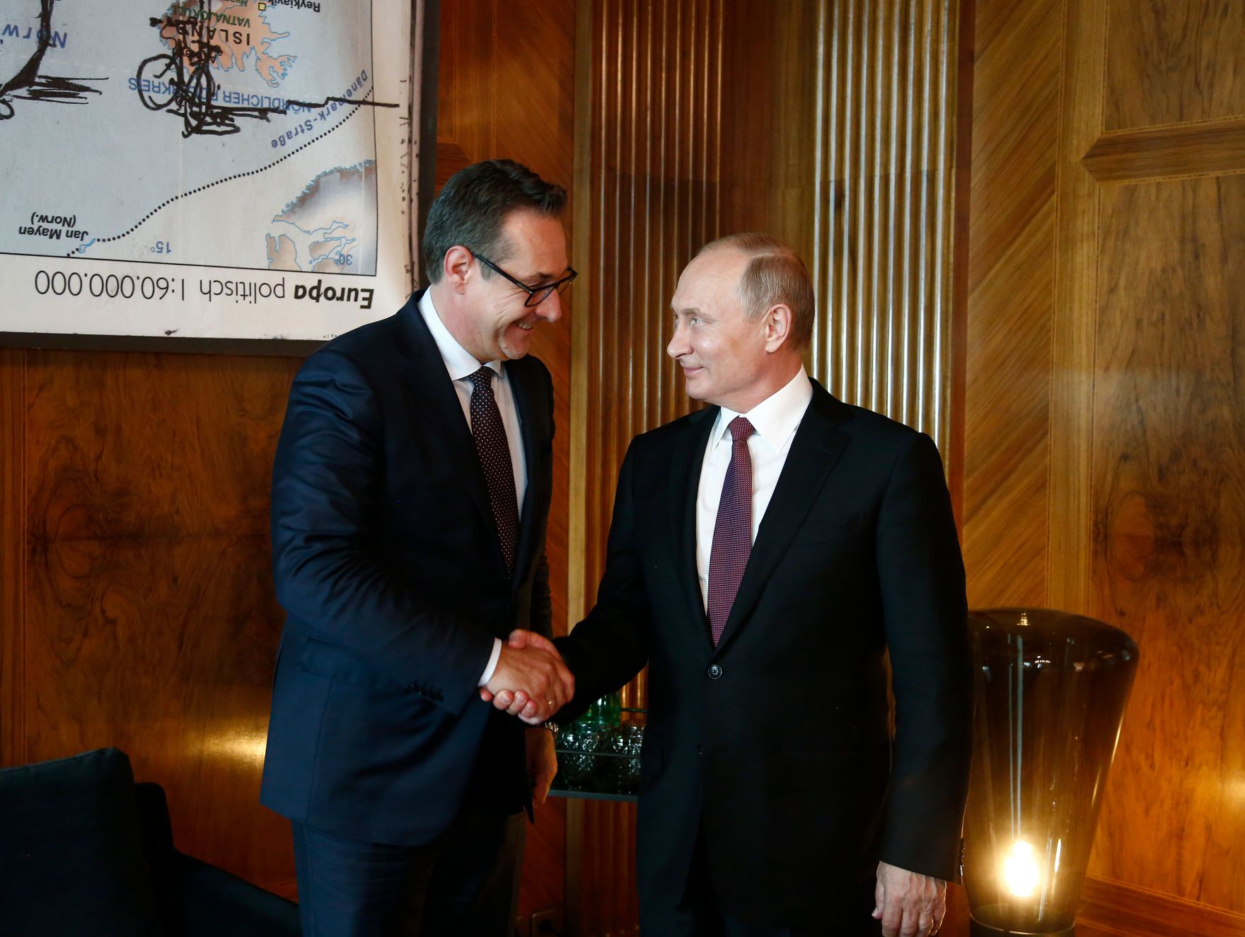 Am 5. Juni 2018 empfing Bundeskanzler Sebastian Kurz den russischen Pr&auml;sidenten Wladimir Putin (r.) zu einem Arbeitsgespr&auml;ch. Im Bild mit Vizekanzler Heinz-Christian Strache (l.).