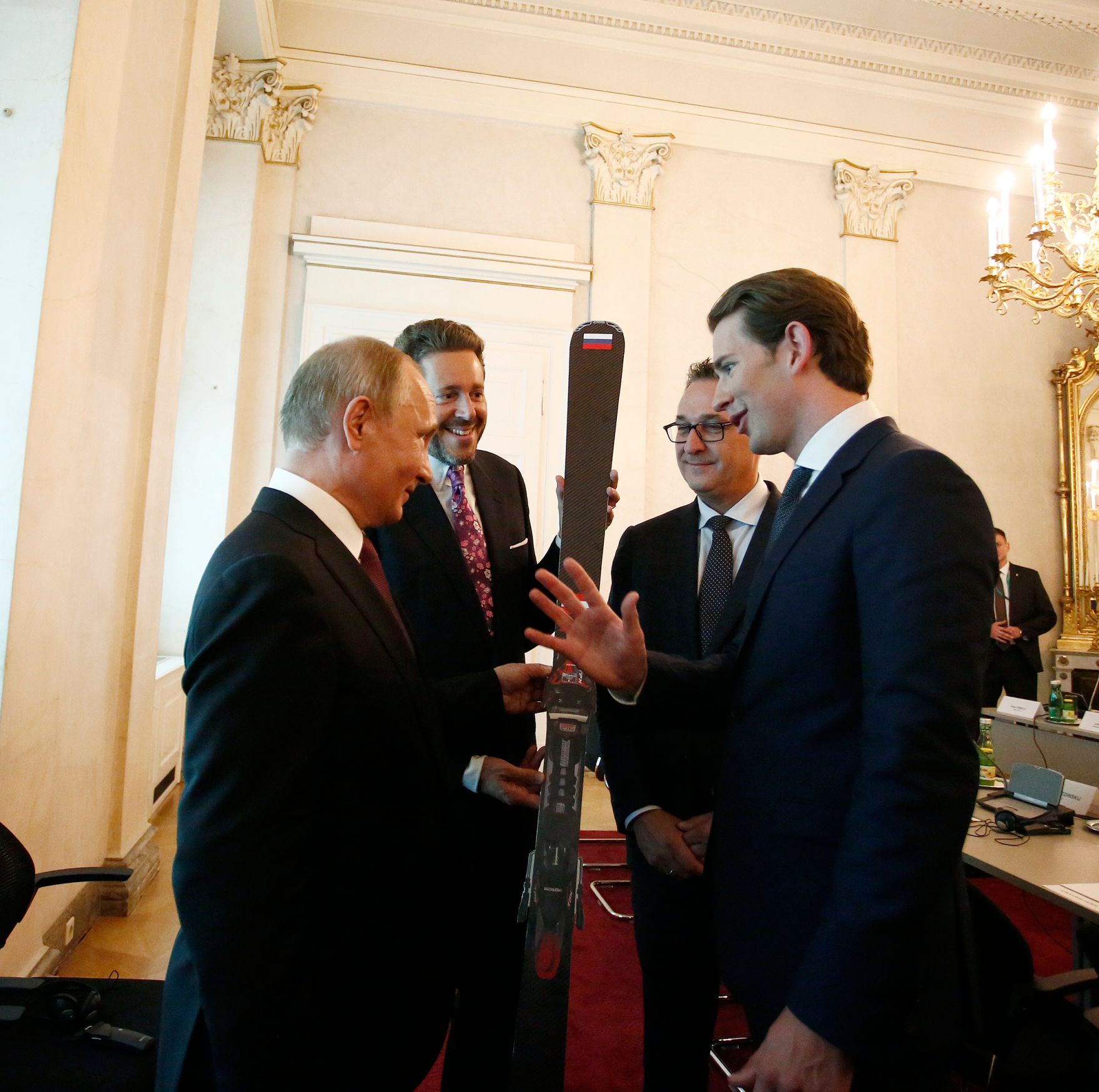 Am 5. Juni 2018 empfing Bundeskanzler Sebastian Kurz (r.) den russischen Pr&auml;sidenten Wladimir Putin (l.) zu einem Arbeitsgespr&auml;ch. Im Bild mit Vizekanzler Heinz-Christian Strache (2.v.r.) und dem Pr&auml;sidenten der Wirtschaftskammer &Ouml;sterreich Harald Mahrer (2.v.l.).