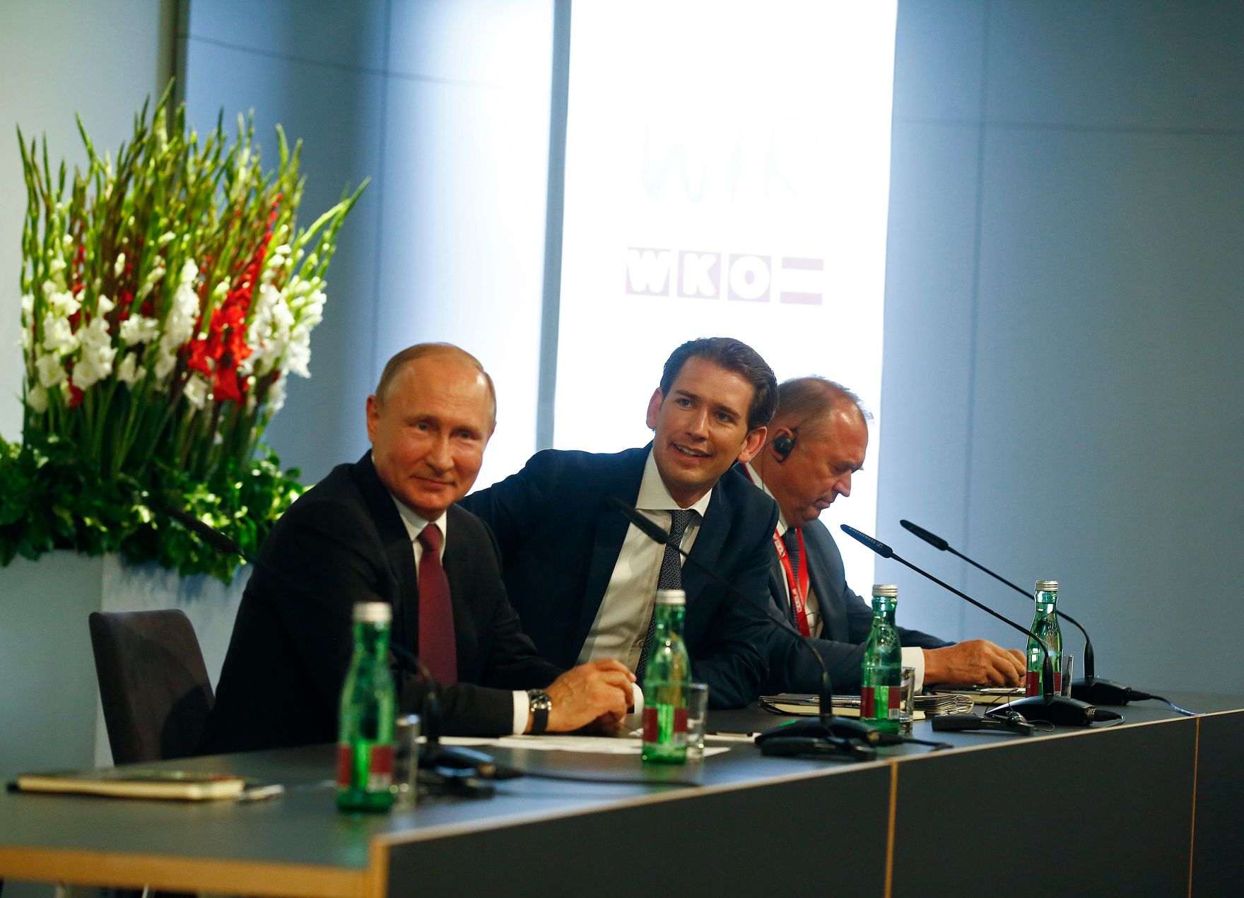 Am 5. Juni 2018 empfing Bundeskanzler Sebastian Kurz (m.) den russischen Pr&auml;sidenten Wladimir Putin (l.) zu einem Arbeitsgespr&auml;ch. Im Bild mit dem Pr&auml;sidenten der russischen Handels- und Industriekammer Sergey Katyrin (r.) bei der Tagung des &Ouml;sterreichisch-Russischen Gesch&auml;ftsrats in der Wirtschaftskammer &Ouml;sterreich.
