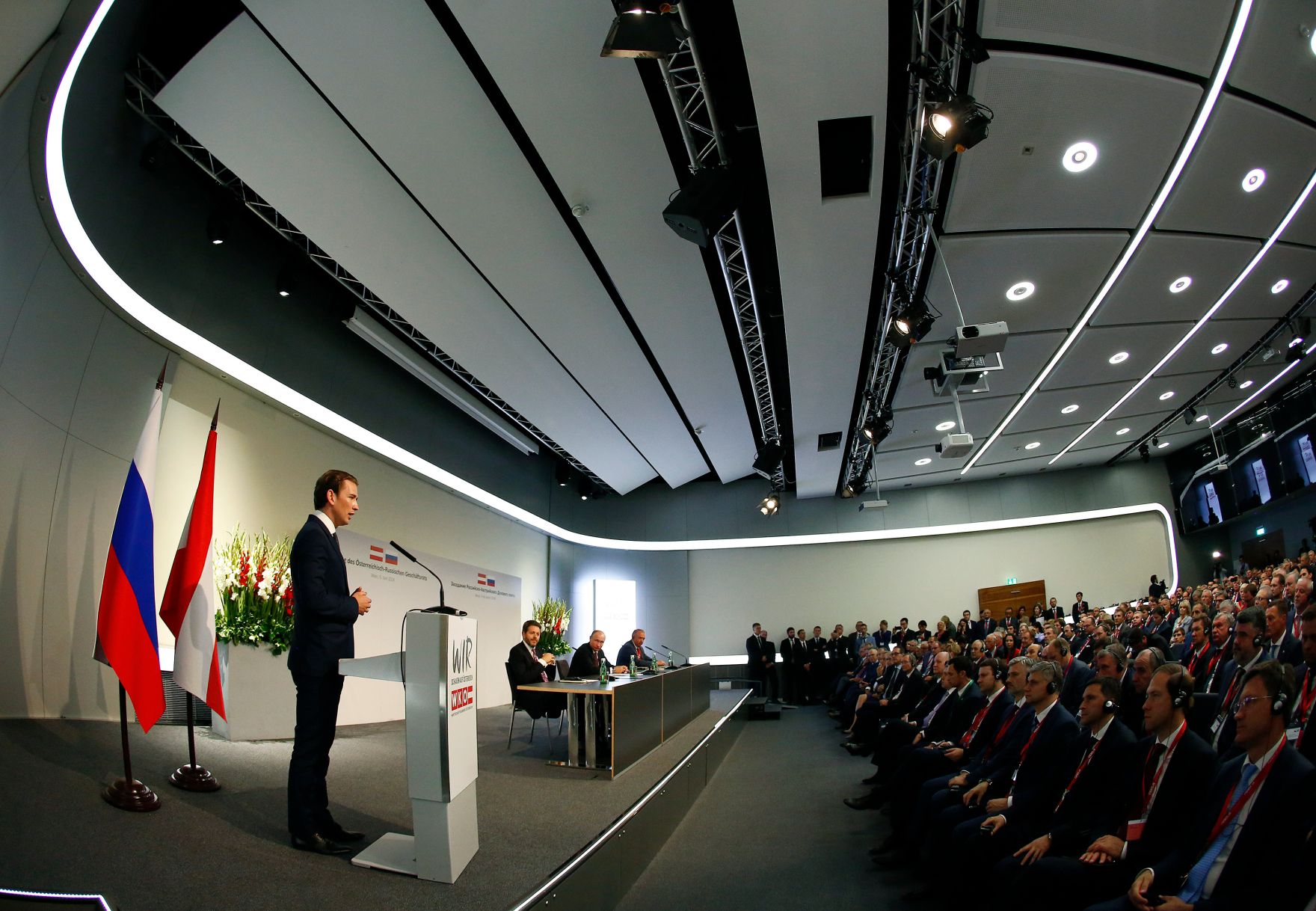 Am 5. Juni 2018 empfing Bundeskanzler Sebastian Kurz den russischen Pr&auml;sidenten Wladimir Putin zu einem Arbeitsgespr&auml;ch. Im Bild bei der Tagung des &Ouml;sterreichisch-Russischen Gesch&auml;ftsrats in der Wirtschaftskammer &Ouml;sterreich.