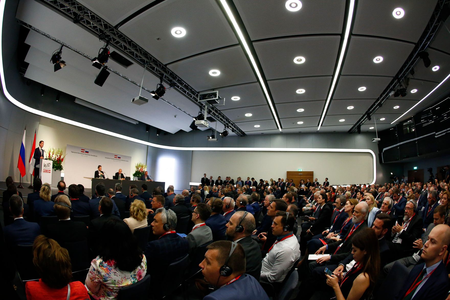 Am 5. Juni 2018 empfing Bundeskanzler Sebastian Kurz den russischen Pr&auml;sidenten Wladimir Putin zu einem Arbeitsgespr&auml;ch. Im Bild bei der Tagung des &Ouml;sterreichisch-Russischen Gesch&auml;ftsrats in der Wirtschaftskammer &Ouml;sterreich.