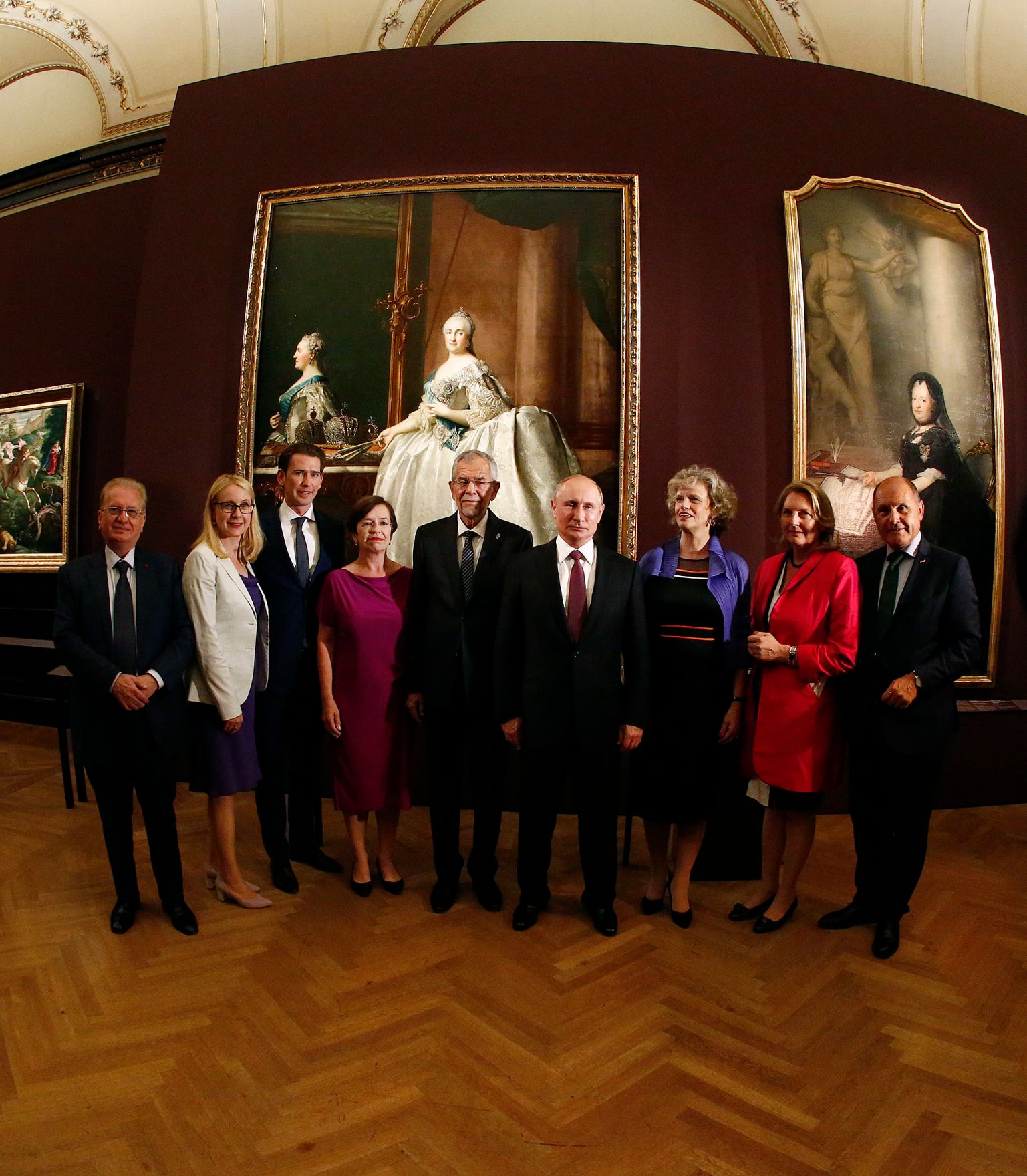 Am 5. Juni 2018 empfing Bundeskanzler Sebastian Kurz (3.v.l.) den russischen Pr&auml;sidenten Wladimir Putin (4.v.r.) zu einem Arbeitsgespr&auml;ch. Im Bild mit Bundespr&auml;sidenten Alexander Van der Bellen (5.v.l.), seiner Gattin Doris Schmidauer (4.v.l.), Bundesministerin Margarete Schramb&ouml;ck (2.v.l.), Bundesministerin Karin Kneissl (2.v.r.), Generaldirektorin des KHM-Museums Sabine Haag (3.v.r.) und Nationalratspr&auml;sidenten Wolfgang Sobotka (r.) beim Empfang im Kunsthistorischen Museum.