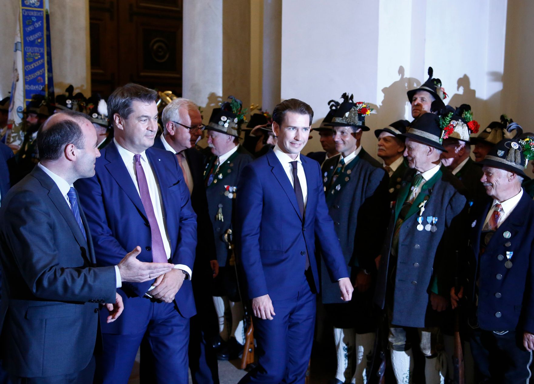 Am 6. Juni 2018 traf Bundeskanzler Sebastian Kurz (r.) den Ministerpr&auml;sidenten von Bayern Markus S&ouml;der (m.) zu einem Arbeitsgespr&auml;ch.