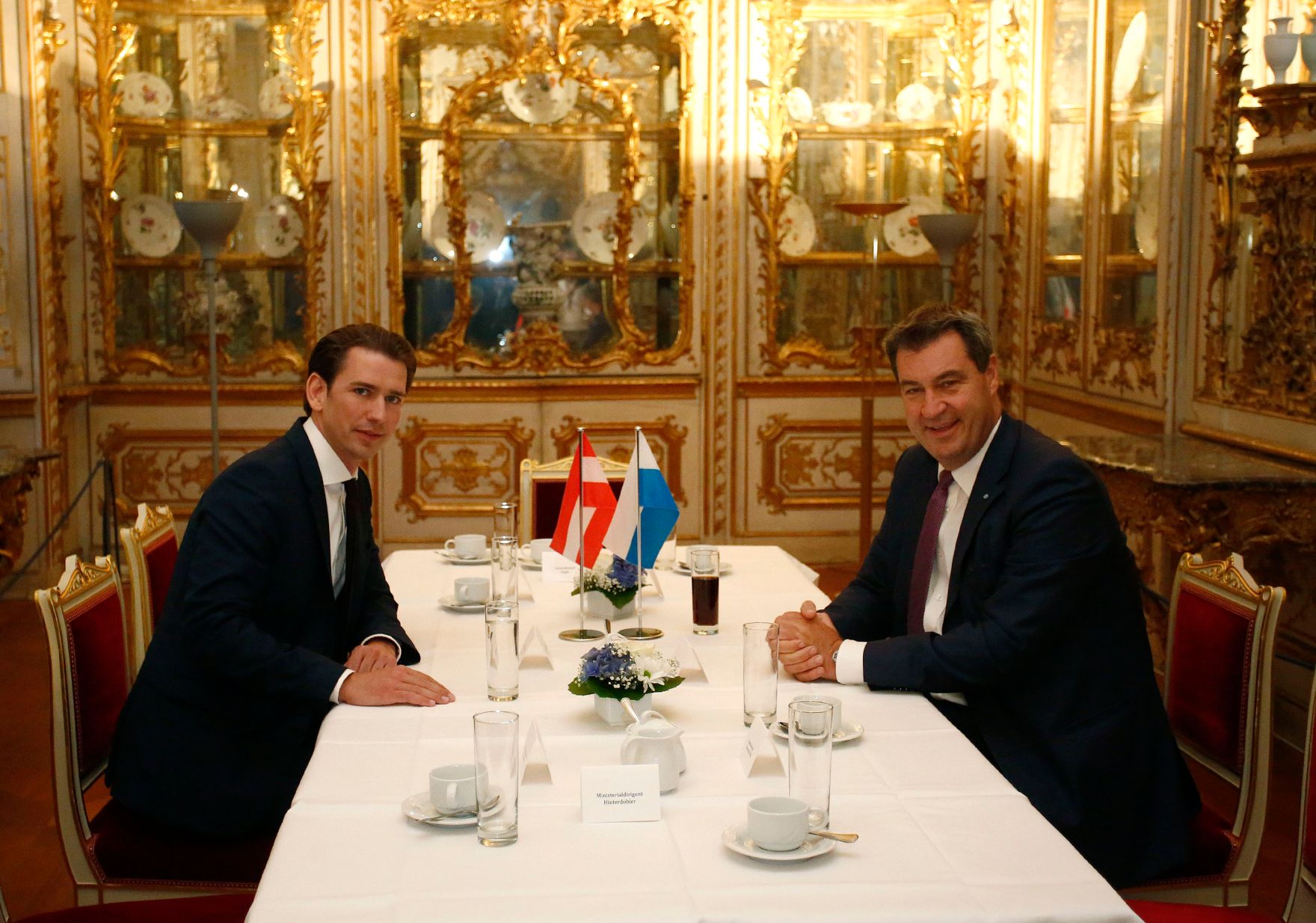 Am 6. Juni 2018 traf Bundeskanzler Sebastian Kurz (l.) den Ministerpr&auml;sidenten von Bayern Markus S&ouml;der (r.) zu einem Arbeitsgespr&auml;ch.