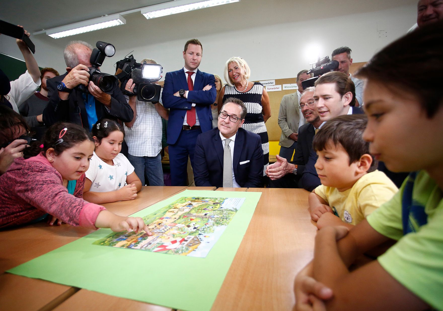 Am 18. Juni 2018 besuchte Bundeskanzler Sebastian Kurz gemeinsam mit Vizekanzler Heinz-Christian Strache und Bundesminister Heinz Fa&szlig;mann im Rahmen der Best Practice Beispiele "Deutschf&ouml;rderklassen" die Otto Gl&ouml;ckel Sportvolksschule Wiener Neustadt.