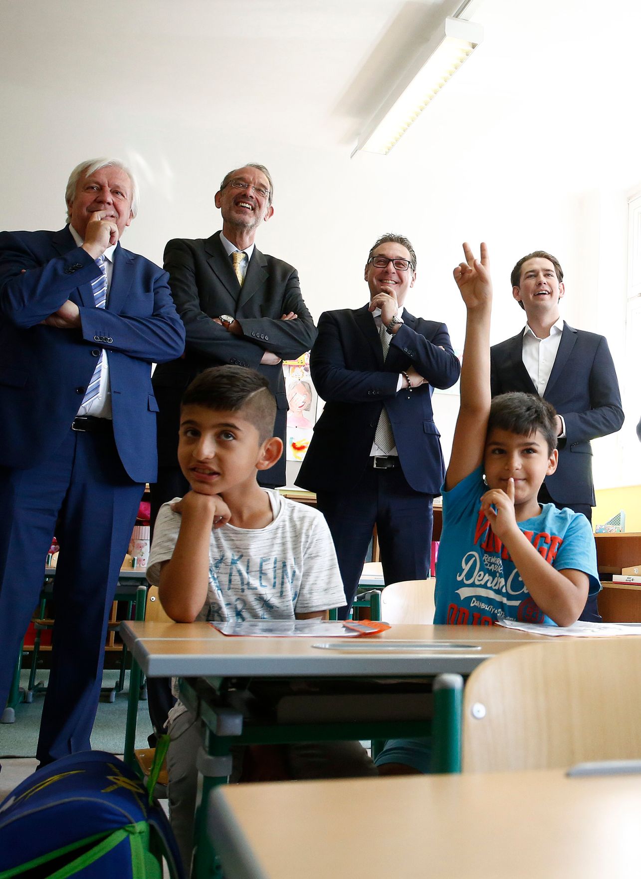 Am 18. Juni 2018 besuchte Bundeskanzler Sebastian Kurz (r.) gemeinsam mit Vizekanzler Heinz-Christian Strache (2.v.r.) und Bundesminister Heinz Fa&szlig;mann (2.v.l.) im Rahmen der Best Practice Beispiele "Deutschf&ouml;rderklassen" die Otto Gl&ouml;ckel Sportvolksschule Wiener Neustadt.