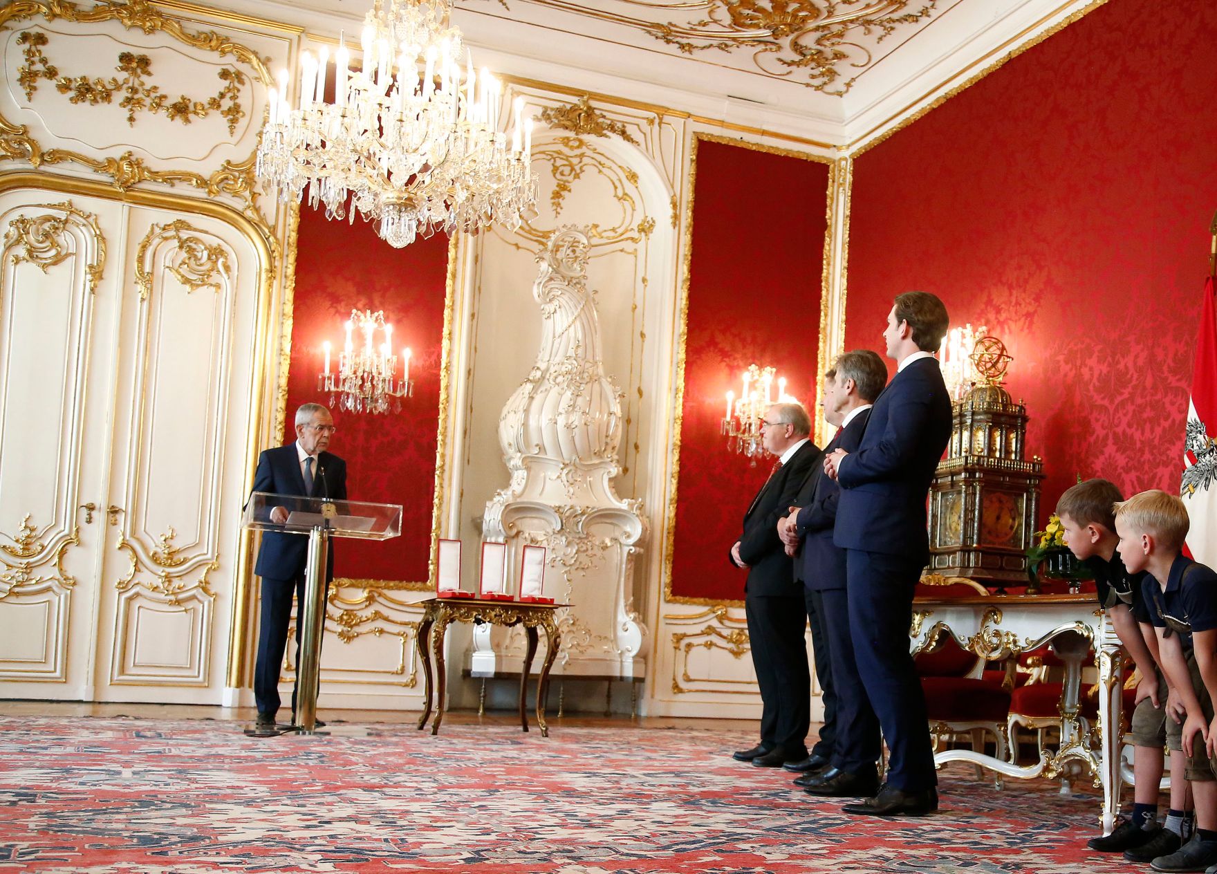Am 19. Juni 2018 wurden Ehrenzeichen an ehemalige Regierungsmitglieder &uuml;berreicht. Im Bild Bundespr&auml;sident Alexander Van der Bellen (l.).