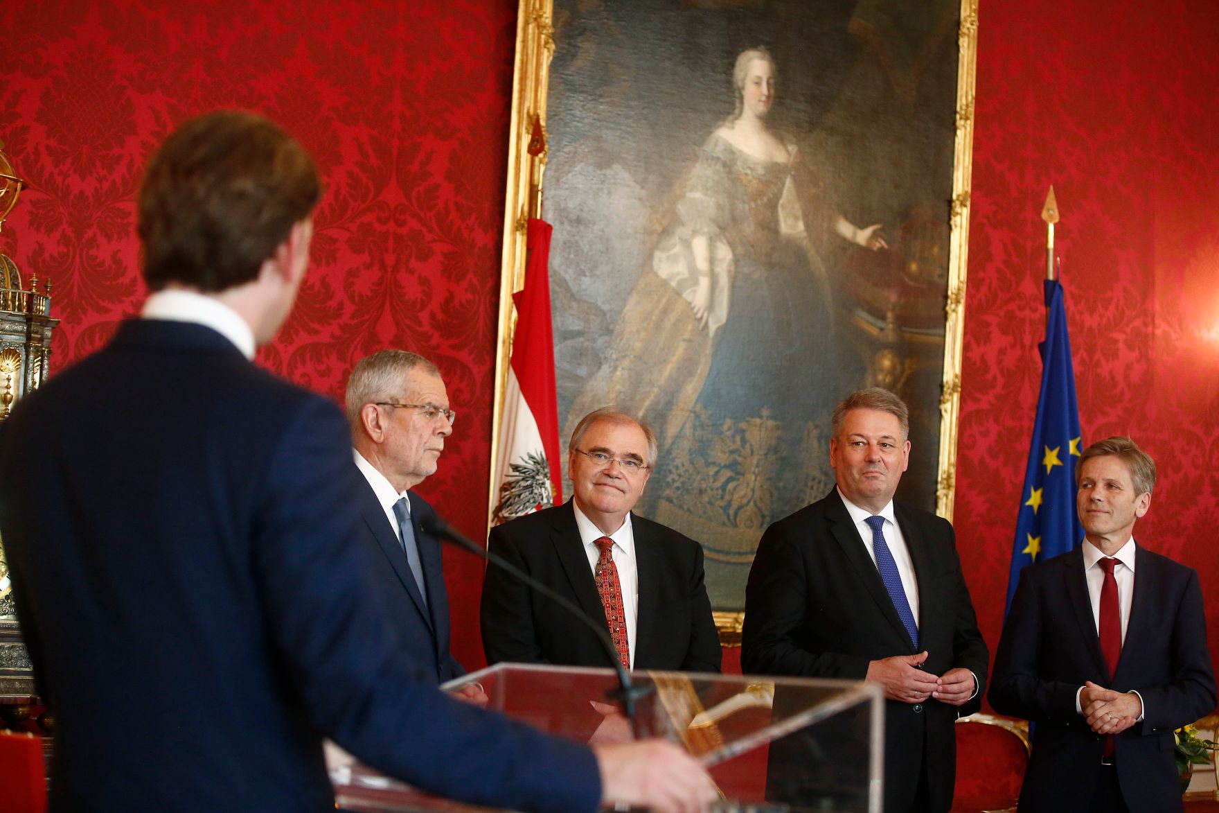 Am 19. Juni 2018 wurden Ehrenzeichen an ehemalige Regierungsmitglieder &uuml;berreicht. Im Bild Bundespr&auml;sident Alexander Van der Bellen (2.v.l.), der ehemalige Vizekanzler und Justizminister Wolfgang Brandstetter (3.v.l.), der ehemalige Bundesminister f&uuml;r Land- und Forstwirtschaft, Umwelt und Wasserwirtschaft Andr&auml; Rupprechter (2.v.r.), der ehemalige Kanzleramtsminister Josef Ostermayer (r.) und Bundeskanzler Sebastian Kurz (l.).