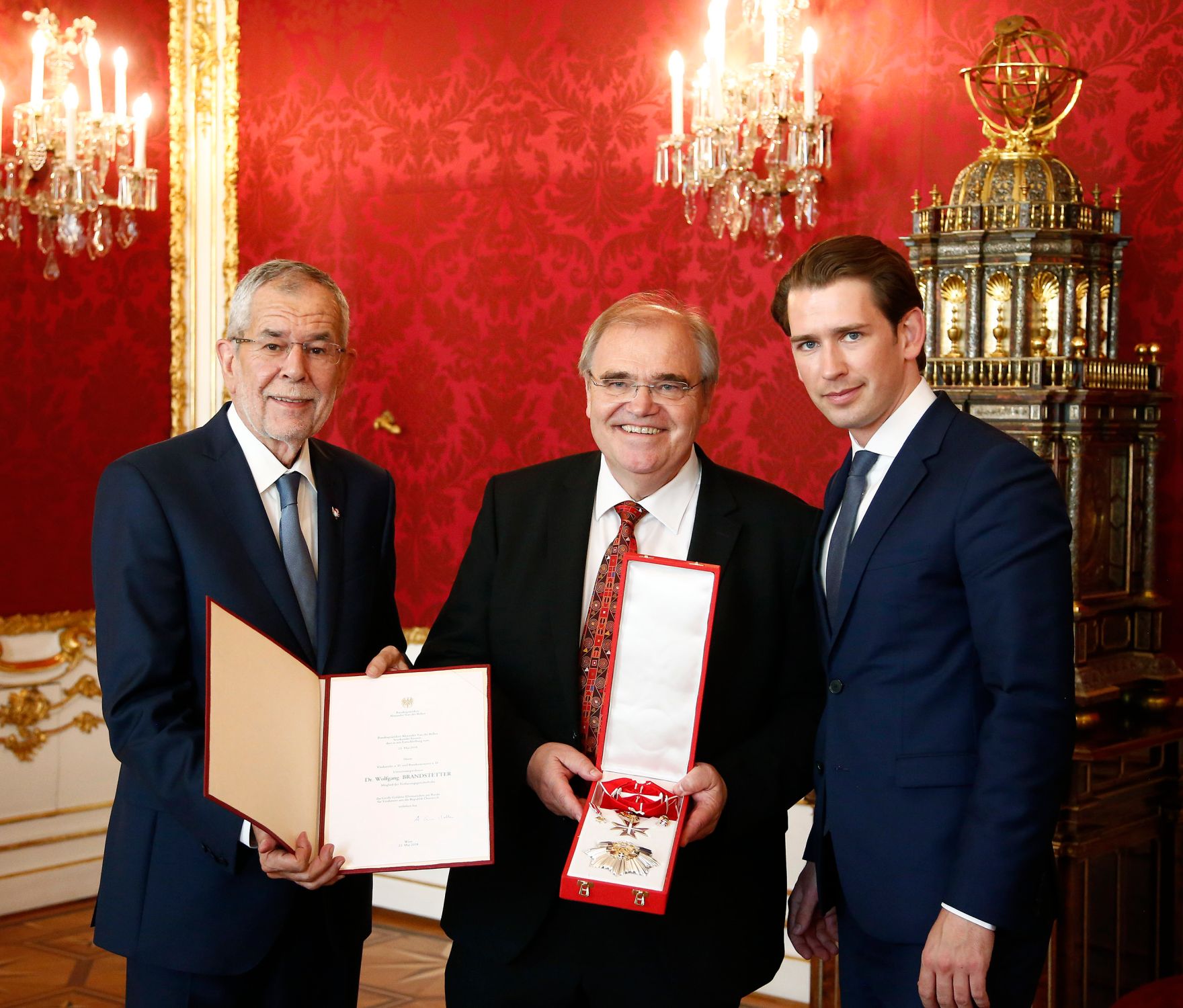 Am 19. Juni 2018 wurden Ehrenzeichen an ehemalige Regierungsmitglieder &uuml;berreicht. Im Bild Bundespr&auml;sident Alexander Van der Bellen (l.), der ehemalige Vizekanzler und Justizminister Wolfgang Brandstetter (m.) und Bundeskanzler Sebastian Kurz (r.).