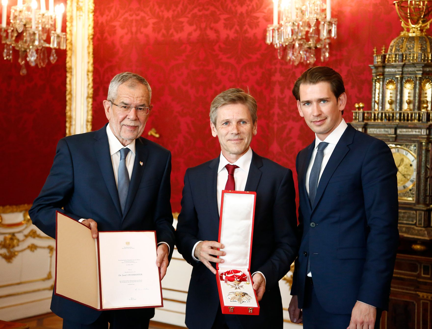 Am 19. Juni 2018 wurden Ehrenzeichen an ehemalige Regierungsmitglieder &uuml;berreicht. Im Bild Bundespr&auml;sident Alexander Van der Bellen (l.), der ehemalige Kanzleramtsminister Josef Ostermayer (m.) und Bundeskanzler Sebastian Kurz (r.).