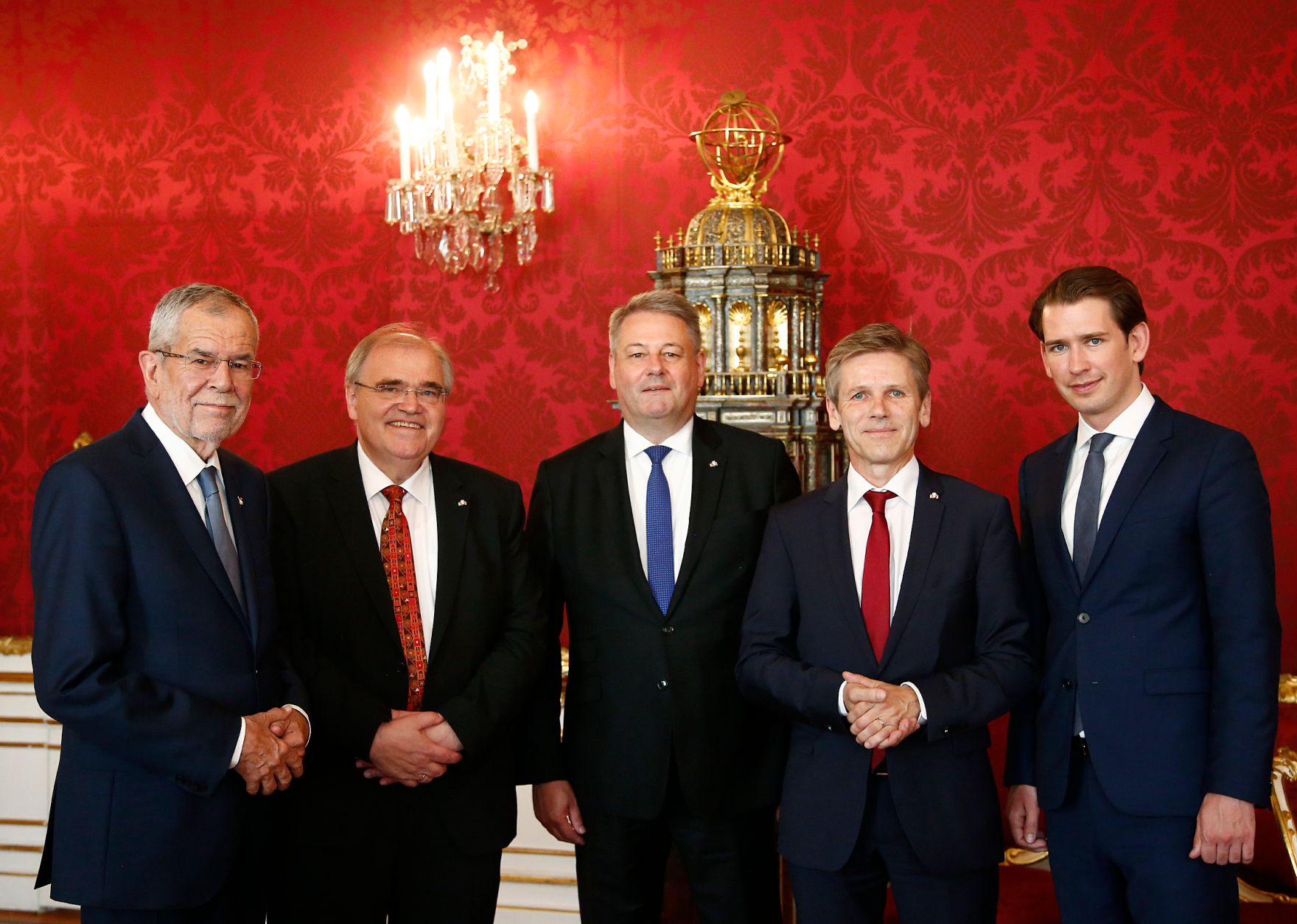 Am 19. Juni 2018 wurden Ehrenzeichen an ehemalige Regierungsmitglieder &uuml;berreicht. Im Bild Bundespr&auml;sident Alexander Van der Bellen (l.), der ehemalige Vizekanzler und Justizminister Wolfgang Brandstetter (2.v.l.), der ehemalige Bundesminister f&uuml;r Land- und Forstwirtschaft, Umwelt und Wasserwirtschaft Andr&auml; Rupprechter (m.), der ehemalige Kanzleramtsminister Josef Ostermayer (2.v.r.) und Bundeskanzler Sebastian Kurz (r.).