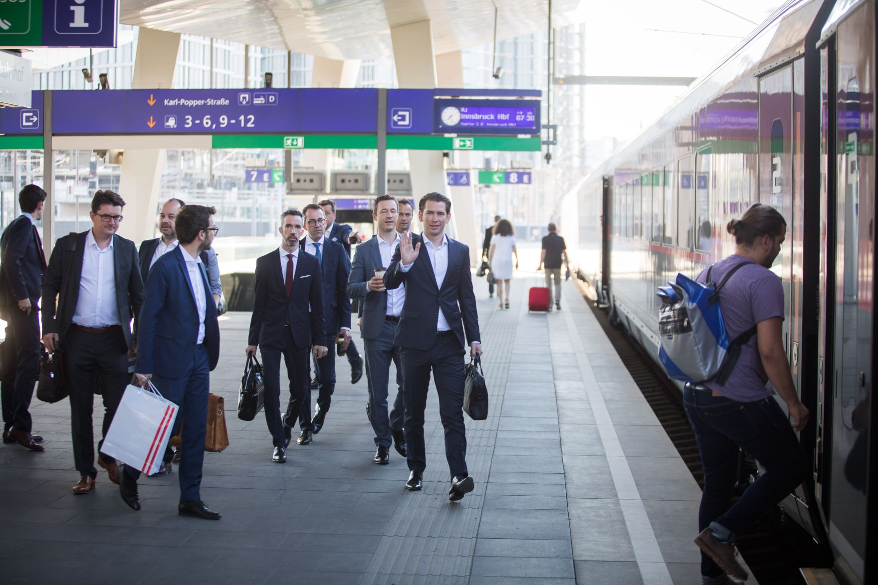 Am 20. Juni 2018 reiste Bundeskanzler Sebastian Kurz zum Ministerrat nach Linz. Im Bild bei der Abreise vom Bahnhof in Wien.