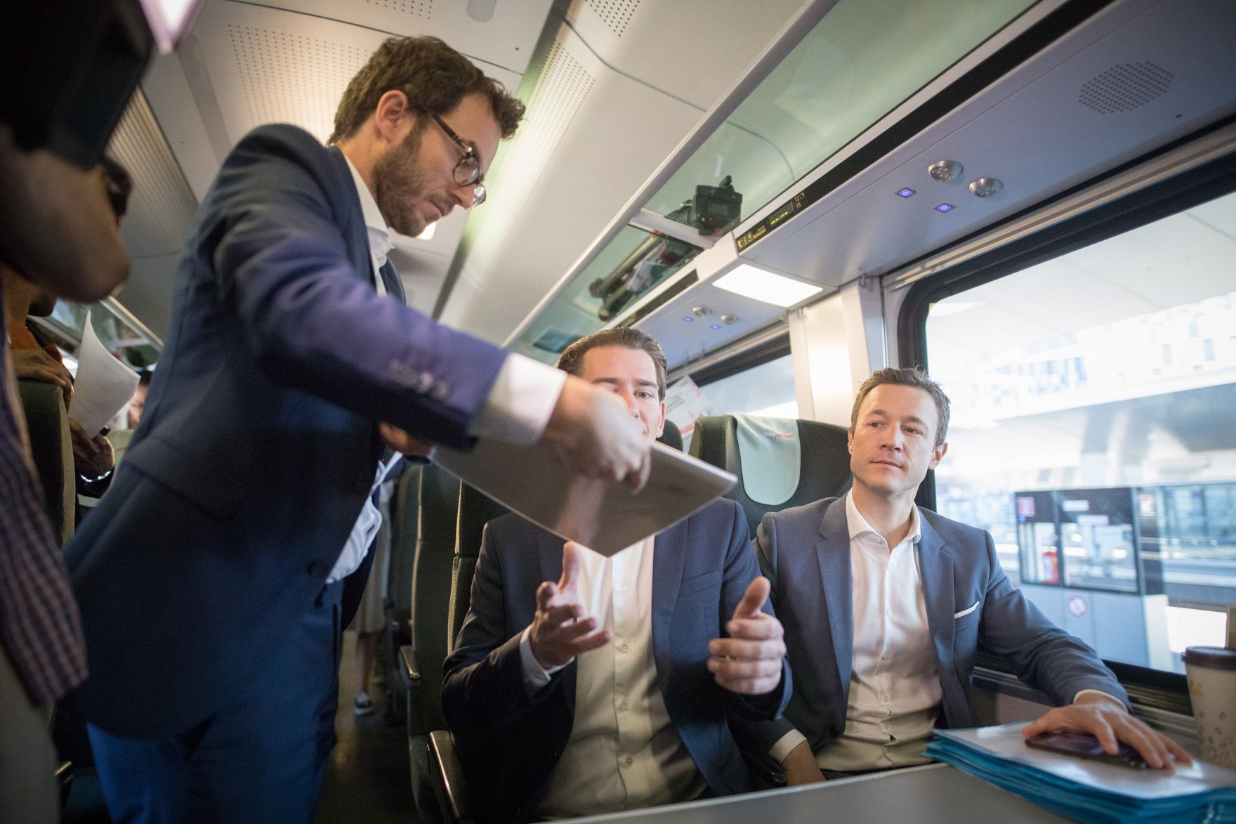 Am 20. Juni 2018 reiste Bundeskanzler Sebastian Kurz zum Ministerrat nach Linz. Im Bild mit Bundesminister Gernot Bl&uuml;mel (r.).