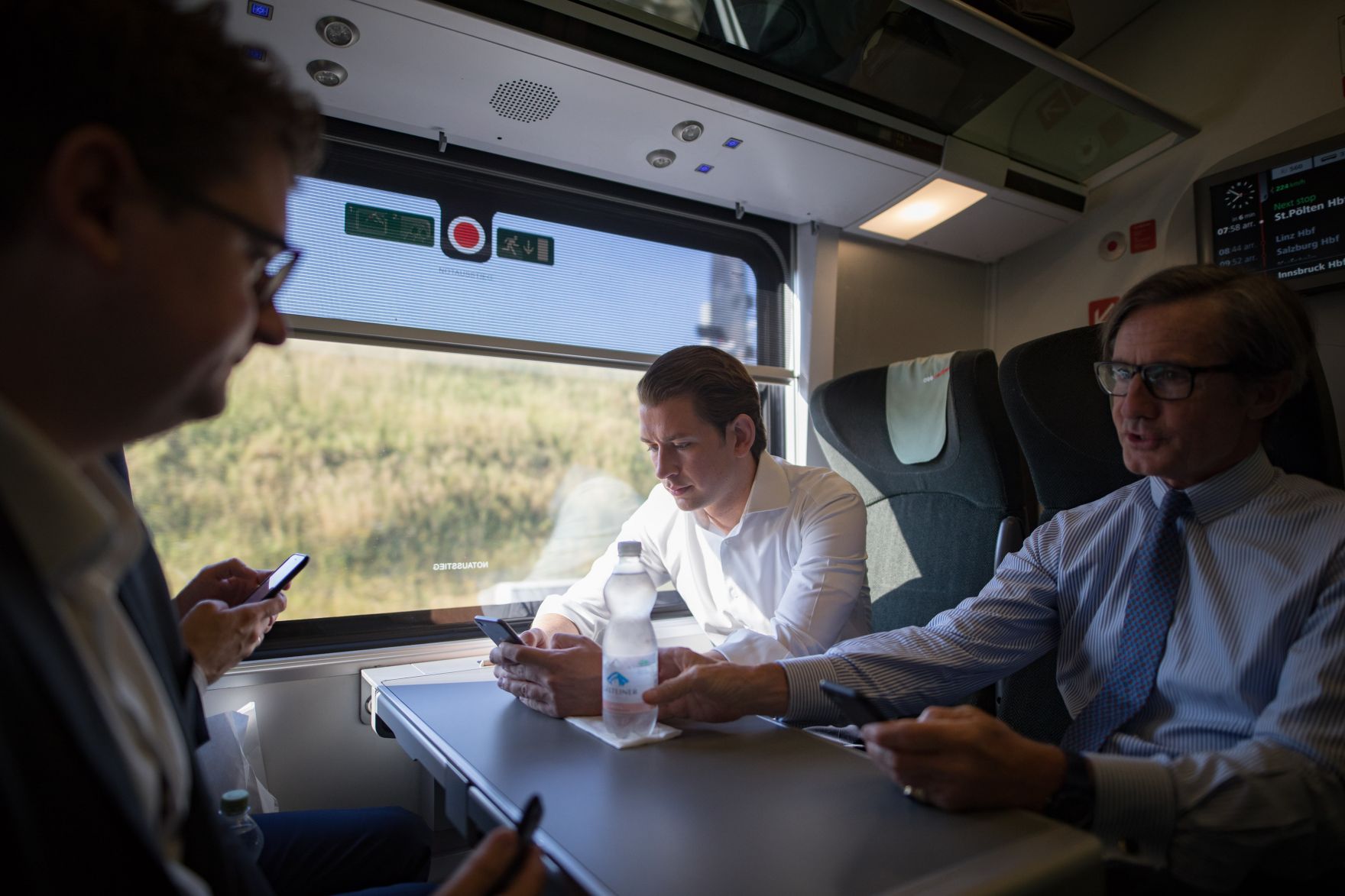 Am 20. Juni 2018 reiste Bundeskanzler Sebastian Kurz (m.) zum Ministerrat nach Linz. Im Bild mit Regierungssprecher Peter Launsky-Tieffenthal (r.).