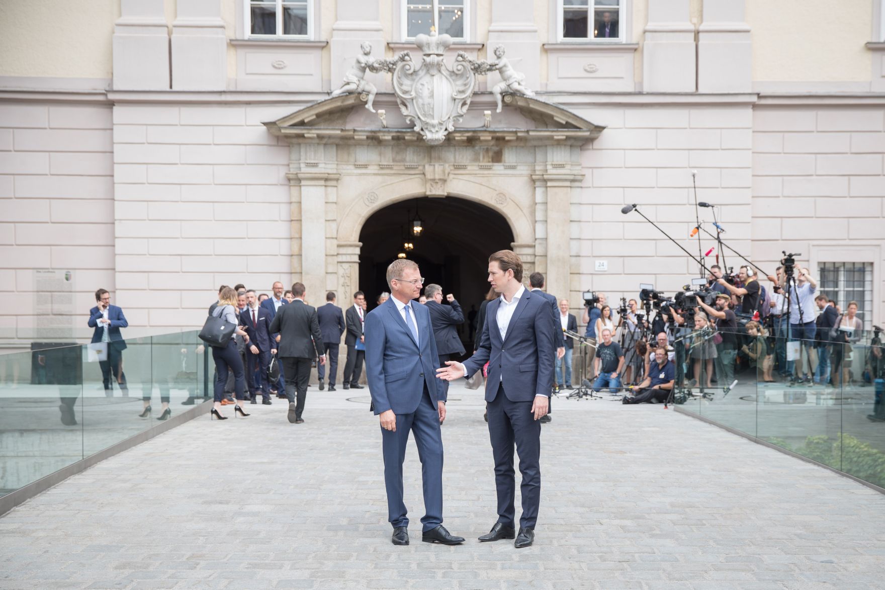 Am 20. Juni 2018 reiste Bundeskanzler Sebastian Kurz (r.) zum Ministerrat nach Linz. Im Bild mit dem Landeshauptmann Ober&ouml;sterreichs Thomas Stelzer (l.).