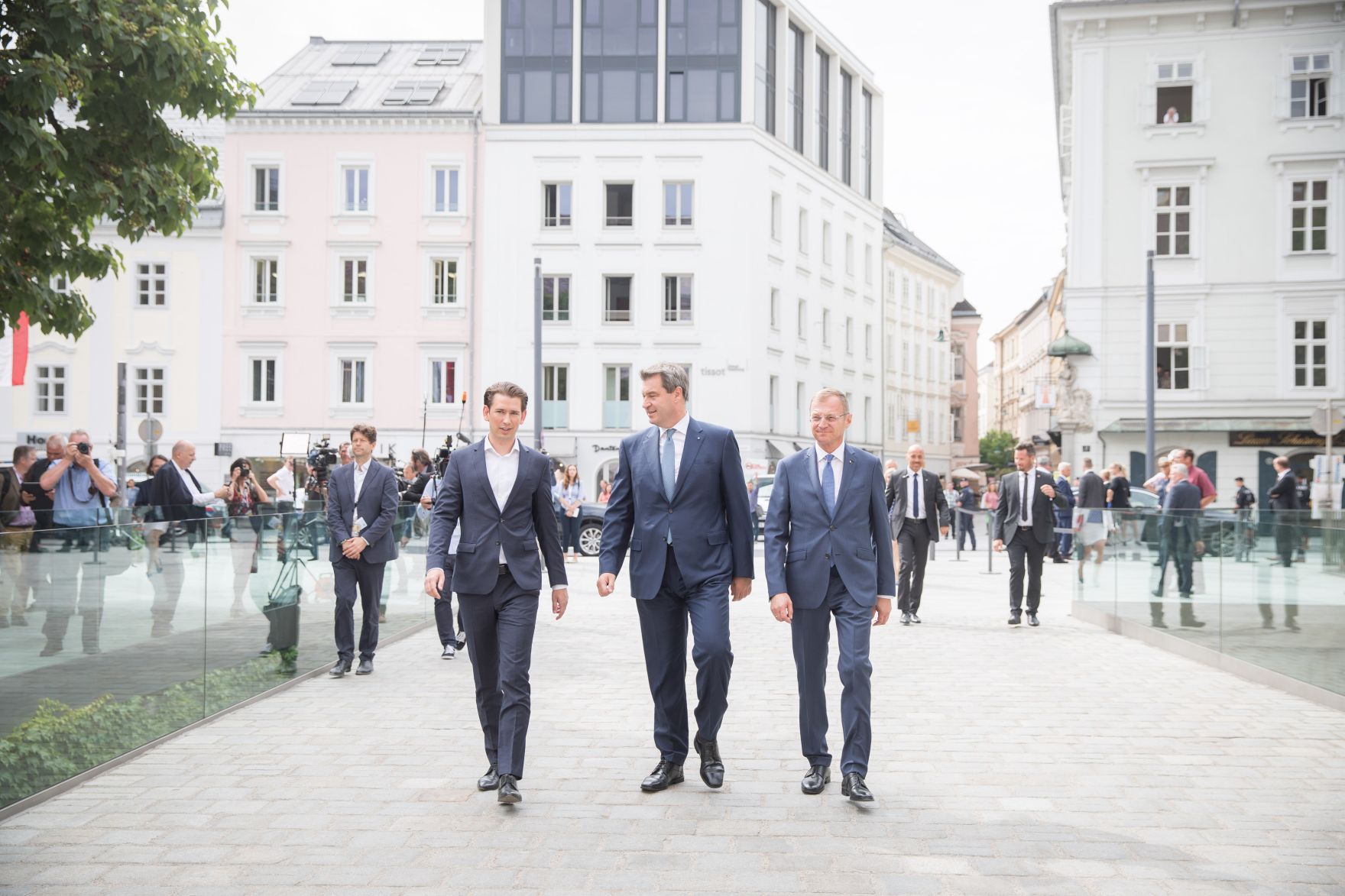 Am 20. Juni 2018 reiste Bundeskanzler Sebastian Kurz (l.) zum Ministerrat nach Linz. Im Bild mit dem Landeshauptmann Ober&ouml;sterreichs Thomas Stelzer (r.) und dem Ministerpr&auml;sidenten von Bayern Markus S&ouml;der (m.).