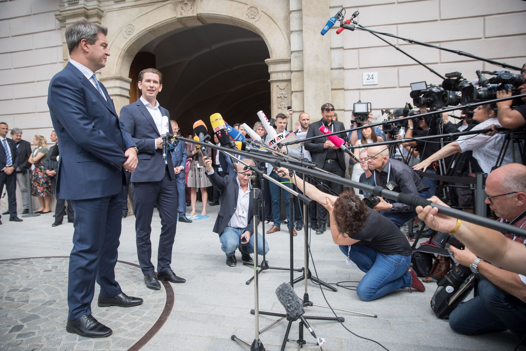 Am 20. Juni 2018 reiste Bundeskanzler Sebastian Kurz (r.) zum Ministerrat nach Linz. Im Bild mit dem Ministerpr&auml;sidenten von Bayern Markus S&ouml;der (l.).