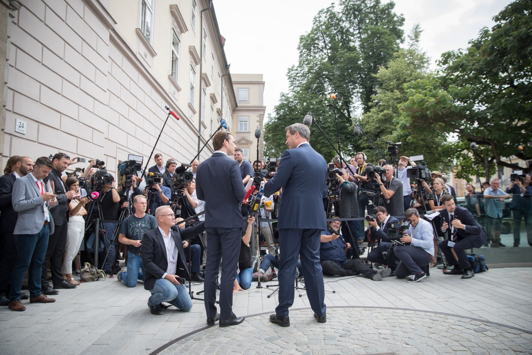 Am 20. Juni 2018 reiste Bundeskanzler Sebastian Kurz (l.) zum Ministerrat nach Linz. Im Bild mit dem Ministerpr&auml;sidenten von Bayern Markus S&ouml;der (r.).