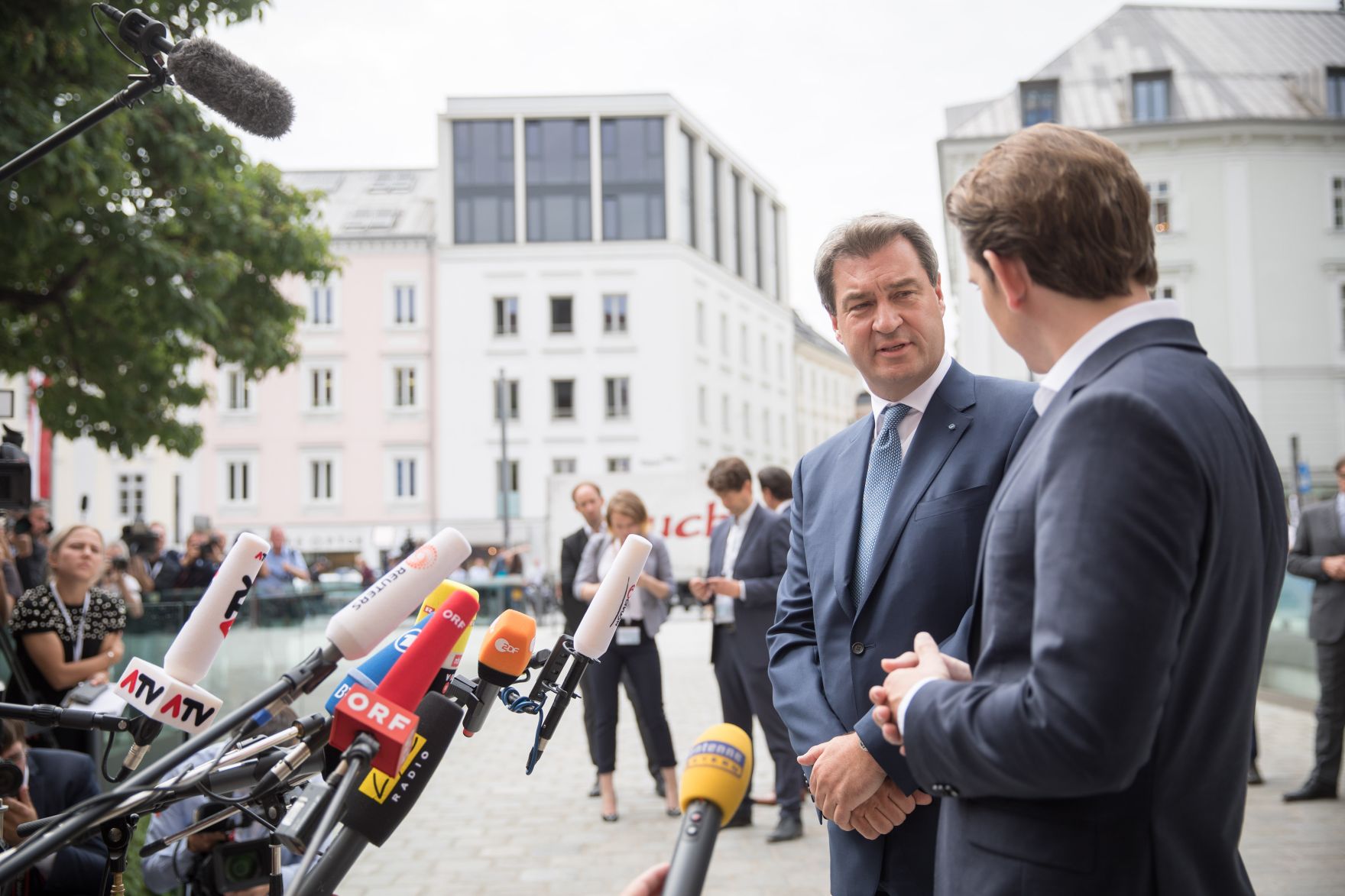 Am 20. Juni 2018 reiste Bundeskanzler Sebastian Kurz (r.) zum Ministerrat nach Linz. Im Bild mit dem Ministerpr&auml;sidenten von Bayern Markus S&ouml;der (l.).