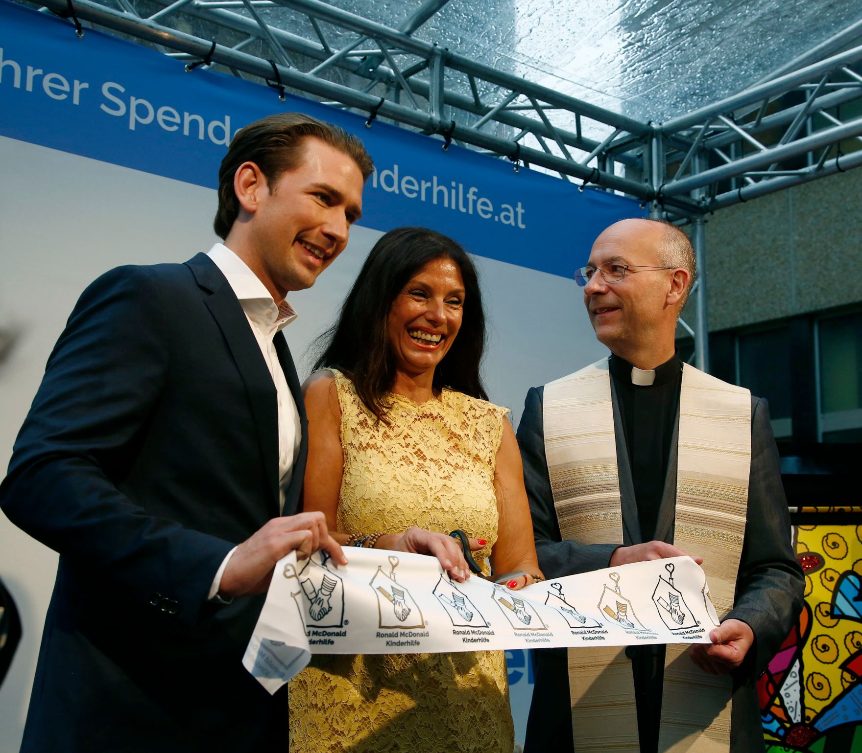Am 26. Juni 2018 nahm Bundeskanzler Sebastian Kurz (l.) an der Ronald McDonald Hauser&ouml;ffnung teil. Im Bild mit der Pr&auml;sidentin Sonja Klima (m.) und dem Dompfarrer Toni Faber (r.).