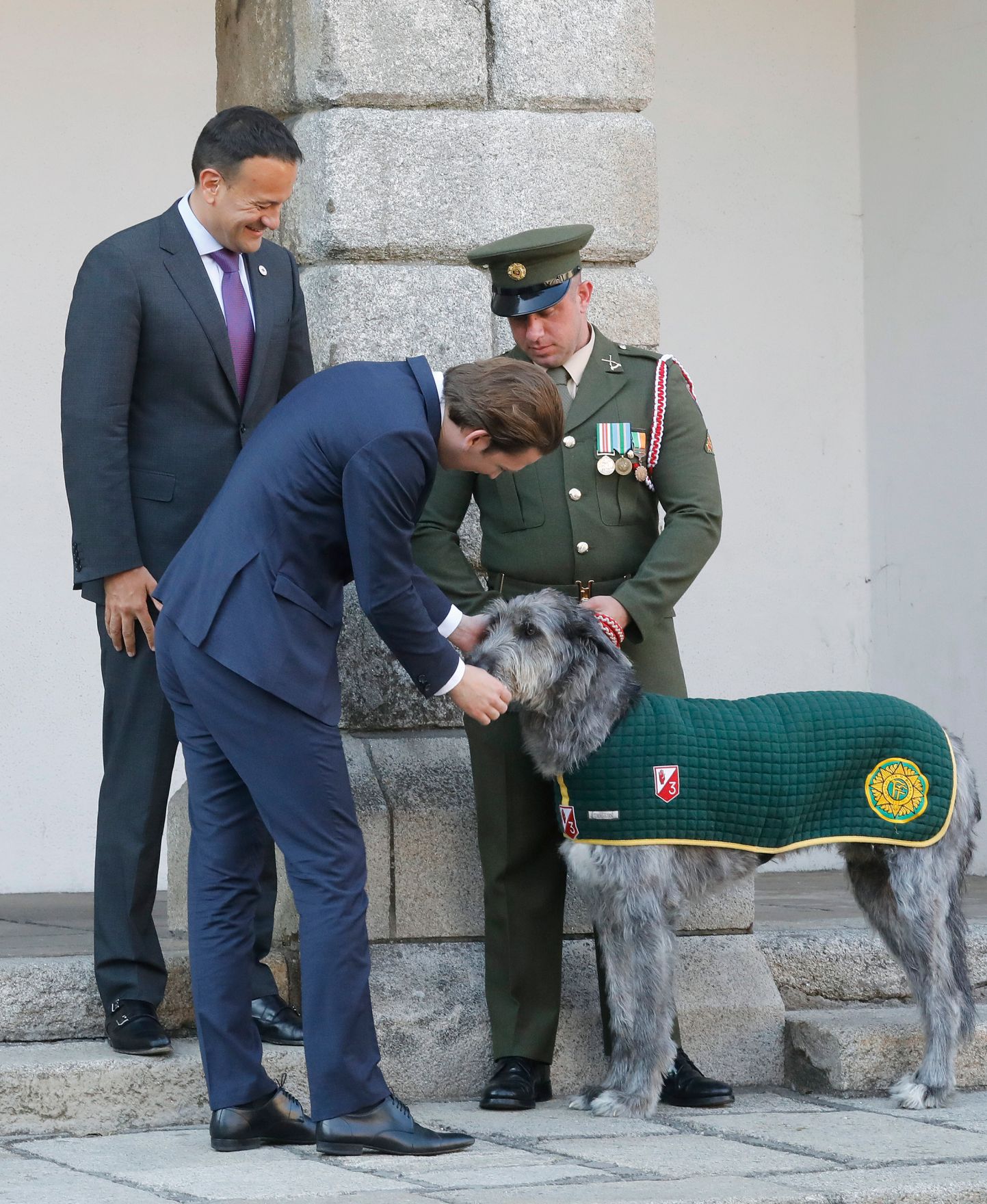 Am 8. Juli 2018 reiste Bundeskanzler Sebastian Kurz (m.) zu einem Arbeitsgespr&auml;ch nach Irland. Im Bild mit dem irischen Premierminister Leo Varadkar (l.).