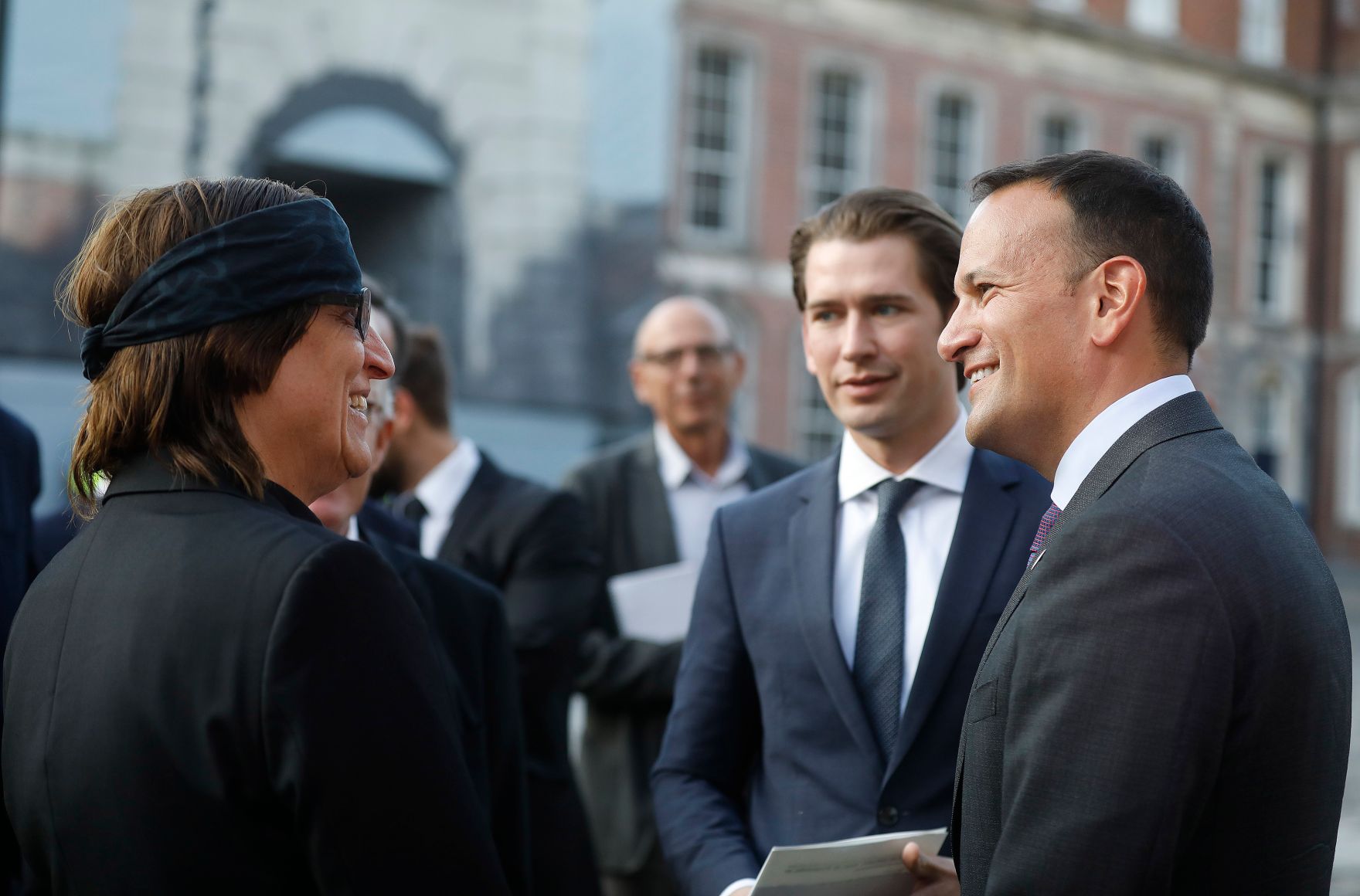 Am 8. Juli 2018 reiste Bundeskanzler Sebastian Kurz (m.) zu einem Arbeitsgespr&auml;ch nach Irland. Im Bild mit dem irischen Premierminister Leo Varadkar (r.) und dem K&uuml;nstler Gottfried Helnwein (l.).