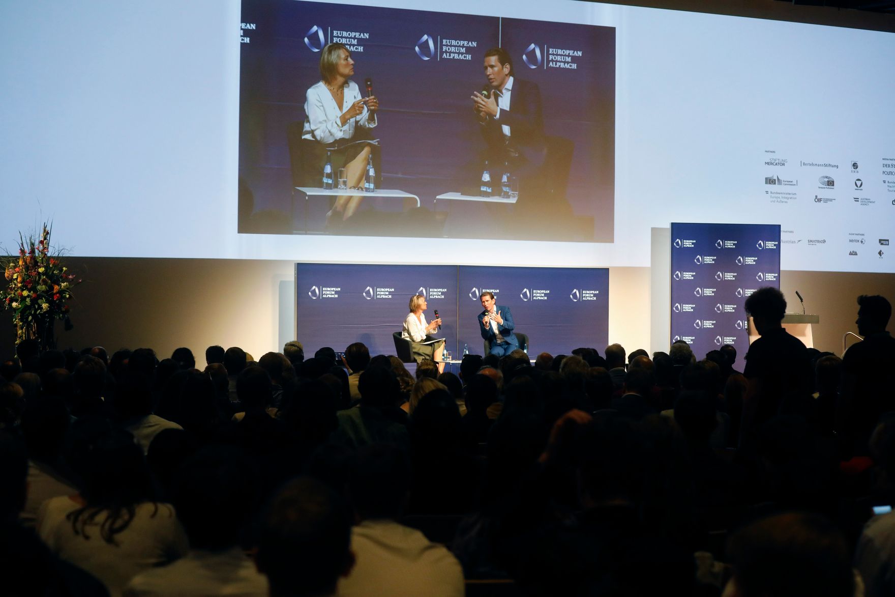 Am 27. August 2018 besuchte Bundeskanzler Sebastian Kurz (r.) das Europ&auml;ische Forum Alpbach. Im Bild bei einer Diskussion.