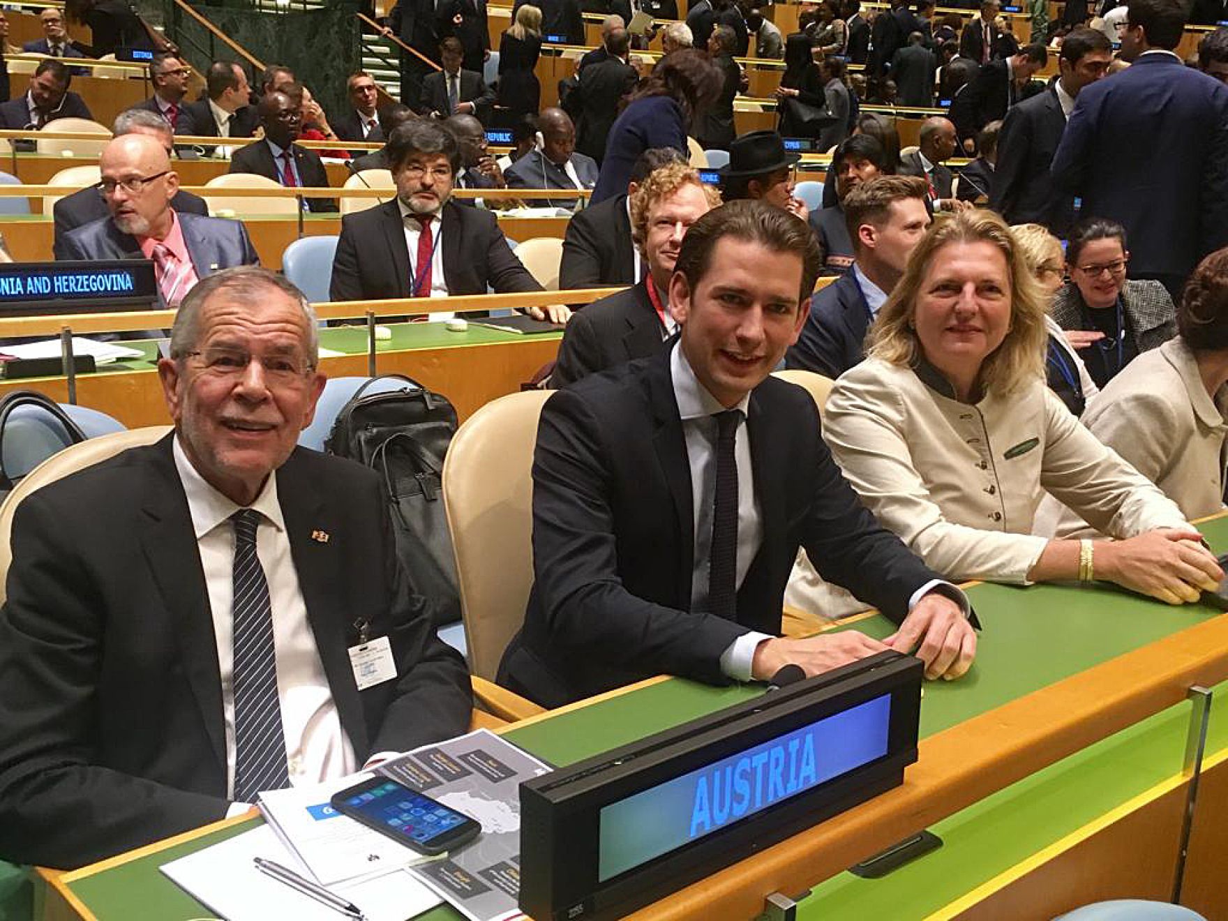 Am 25. September 2018 setzte Bundeskanzler Sebastian Kurz (m.) seine Reise anl&auml;sslich der UN-Generalversammlung nach New York fort. Im Bild mit Bundespr&auml;sident Alexander Van der Bellen (l.) und Bundesministerin Karin Kneissl (r.).