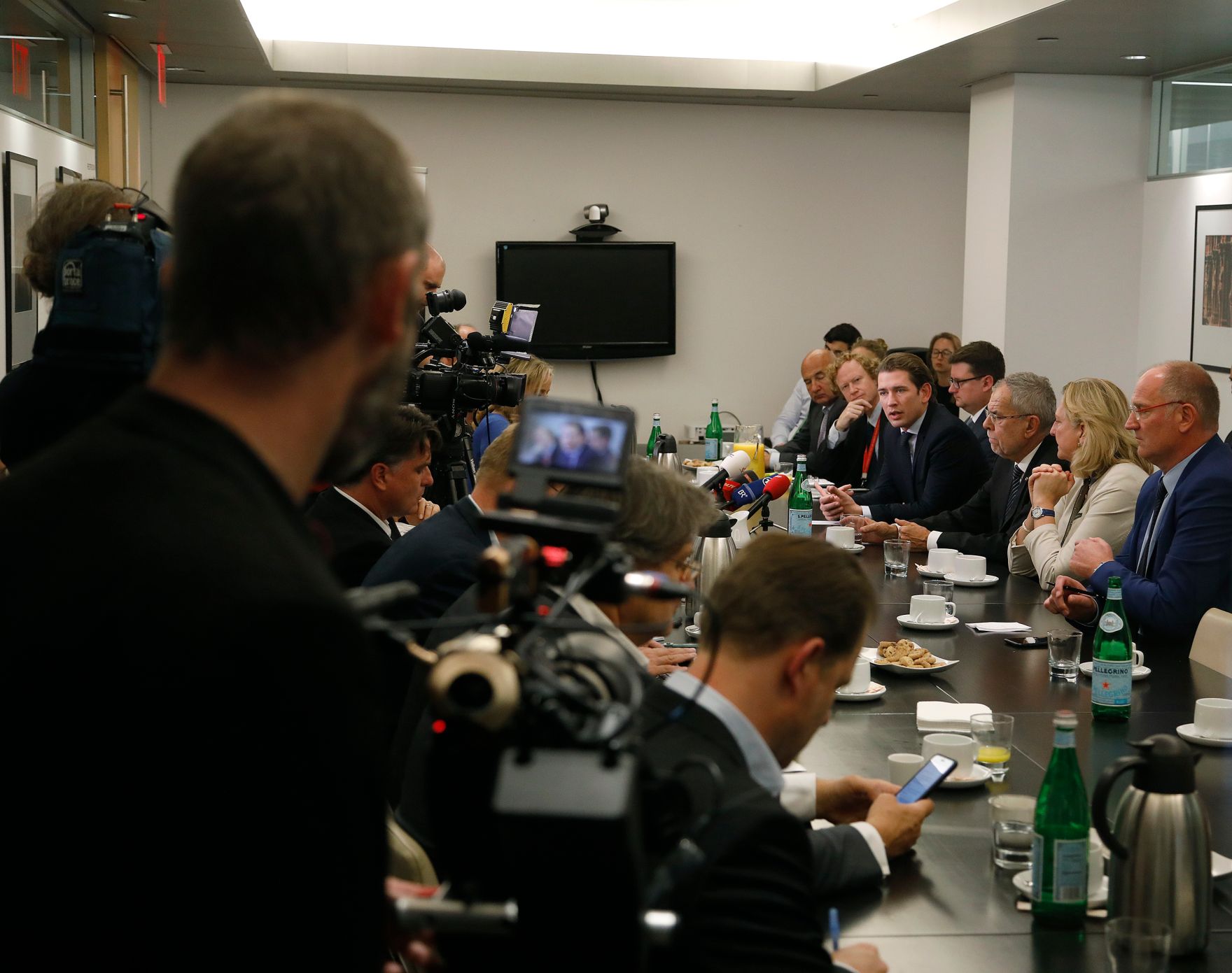 Am 25. September 2018 setzte Bundeskanzler Sebastian Kurz seine Reise anl&auml;sslich der UN-Generalversammlung nach New York fort. Im Bild mit Bundespr&auml;sident Alexander Van der Bellen und Bundesministerin Karin Kneissl zu Besuch bei der &ouml;sterreichischen Vertretung in New York.