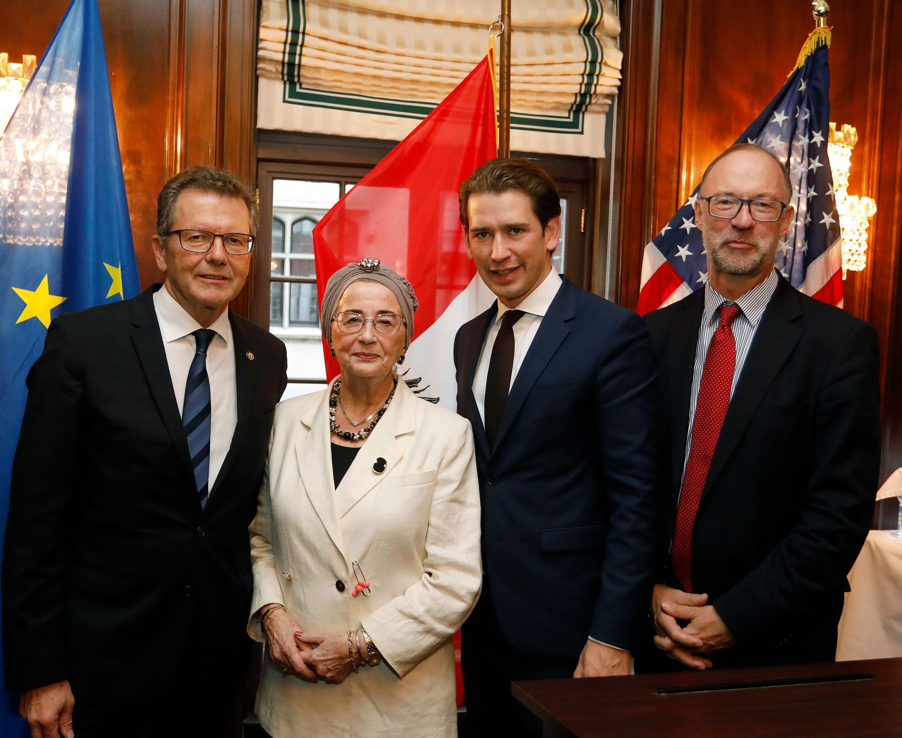 Am 26. September 2018 setzte Bundeskanzler Sebastian Kurz (2.v.r.) seine Reise anl&auml;sslich der UN-Generalversammlung nach New York fort. Im Bild beim Empfang der Auslands&ouml;sterreicher.