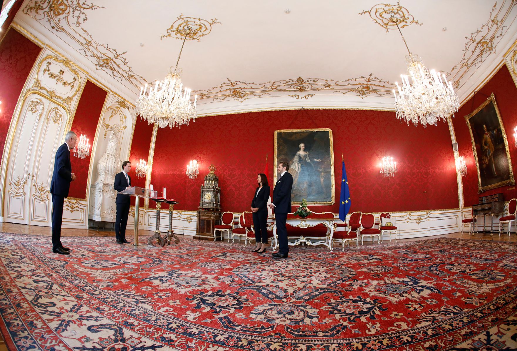 Am 9. Oktober 2018 wurden Ehrenzeichen an ehemalige Regierungsmitglieder &uuml;berreicht. Im Bild Bundesministerin a.D. Sophie Karmasin (2.v.r.) und Bundesminister a.D. Harald Mahrer (r.) mit Bundespr&auml;sident Alexander Van der Bellen (l.) und Bundeskanzler Sebastian Kurz (2.v.l.).