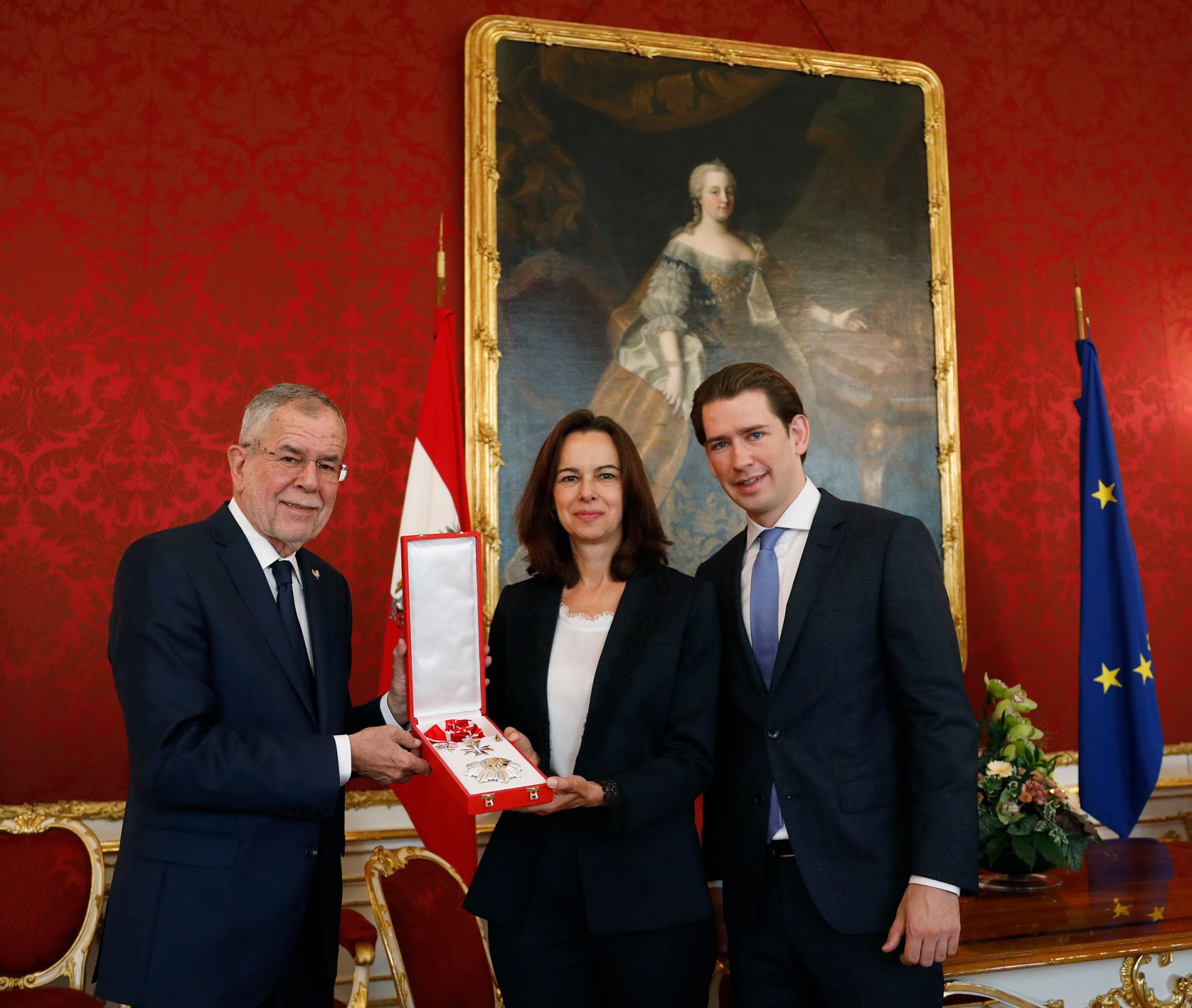 Am 9. Oktober 2018 wurden Ehrenzeichen an ehemalige Regierungsmitglieder &uuml;berreicht. Im Bild Bundesministerin a.D. Sophie Karmasin (m.) mit Bundespr&auml;sident Alexander Van der Bellen (l.) und Bundeskanzler Sebastian Kurz (r.).