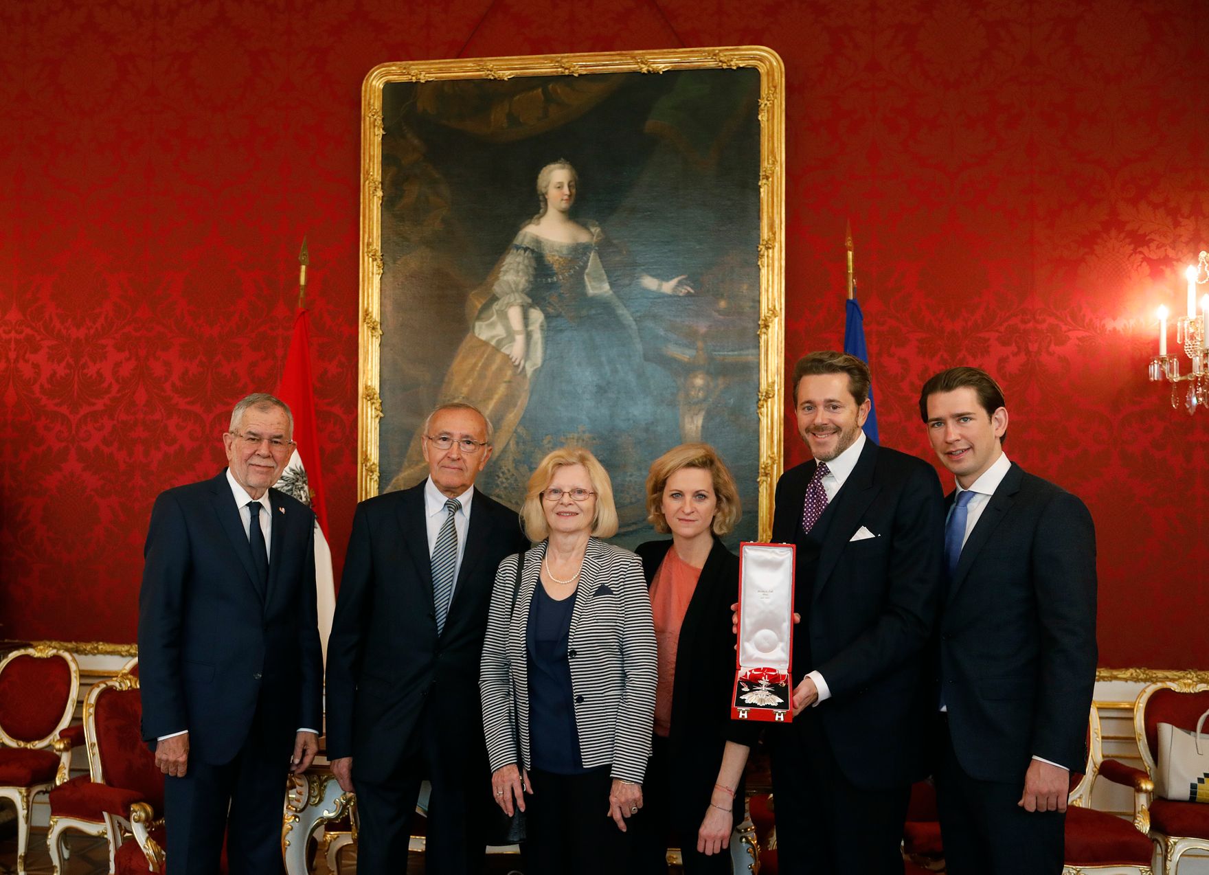 Am 9. Oktober 2018 wurden Ehrenzeichen an ehemalige Regierungsmitglieder &uuml;berreicht. Im Bild Bundesminister a.D. Harald Mahrer (2.v.r.) mit Bundespr&auml;sident Alexander Van der Bellen (l.) und Bundeskanzler Sebastian Kurz (r.).
