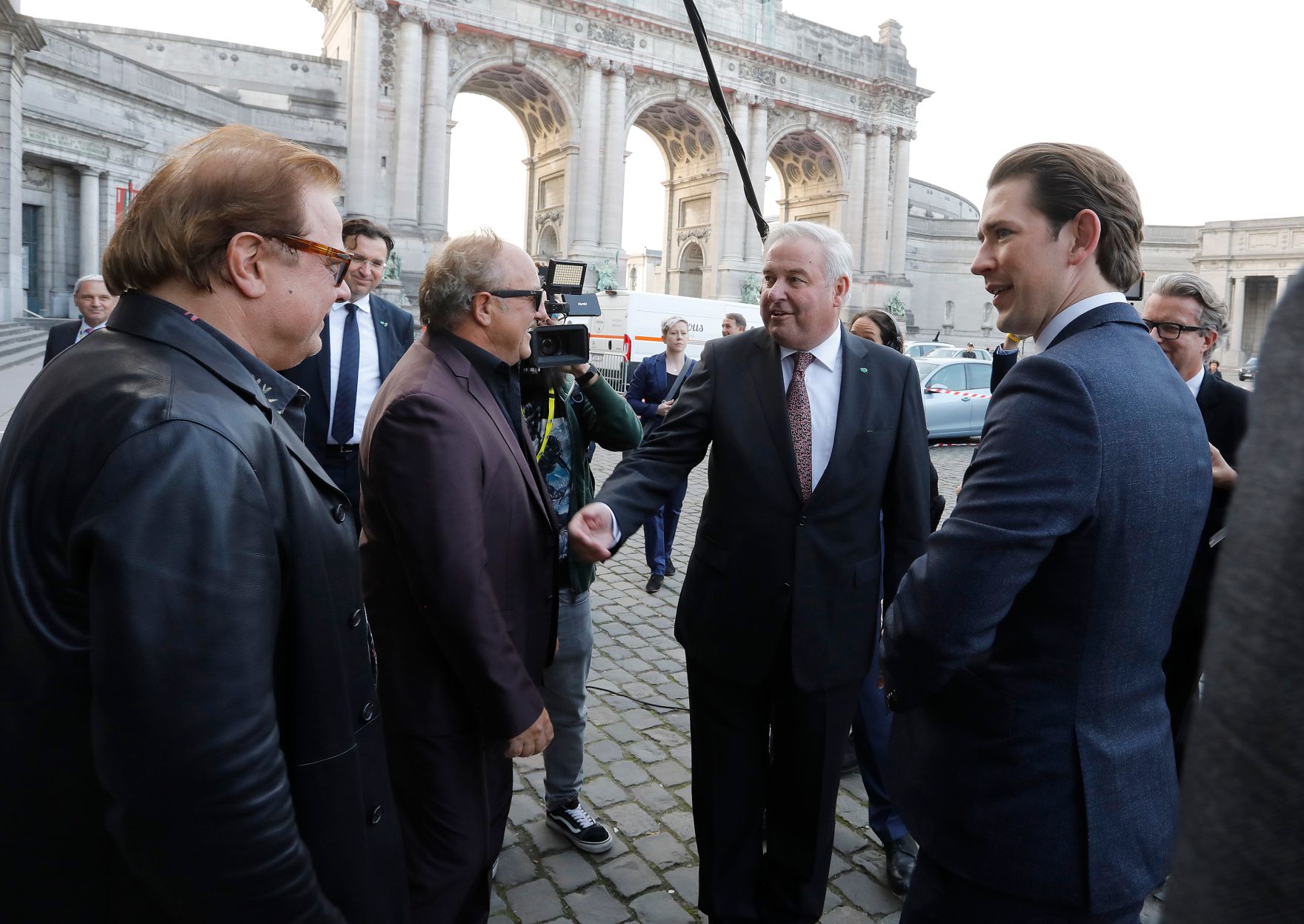 Am 17. Oktober 2018 wurde Bundeskanzler Sebastian Kurz (r.) anl&auml;sslich eines vorgezogenen Nationalfeiertag-Empfangs von Steirern in Br&uuml;ssel begr&uuml;&szlig;t. Im Bild mit Opus Bandmitgliedern Ewald Pfleger und Herwig R&uuml;disser und dem Landeshauptmann der Steiermark Hermann Sch&uuml;tzenh&ouml;fer (v.l.n.r.).