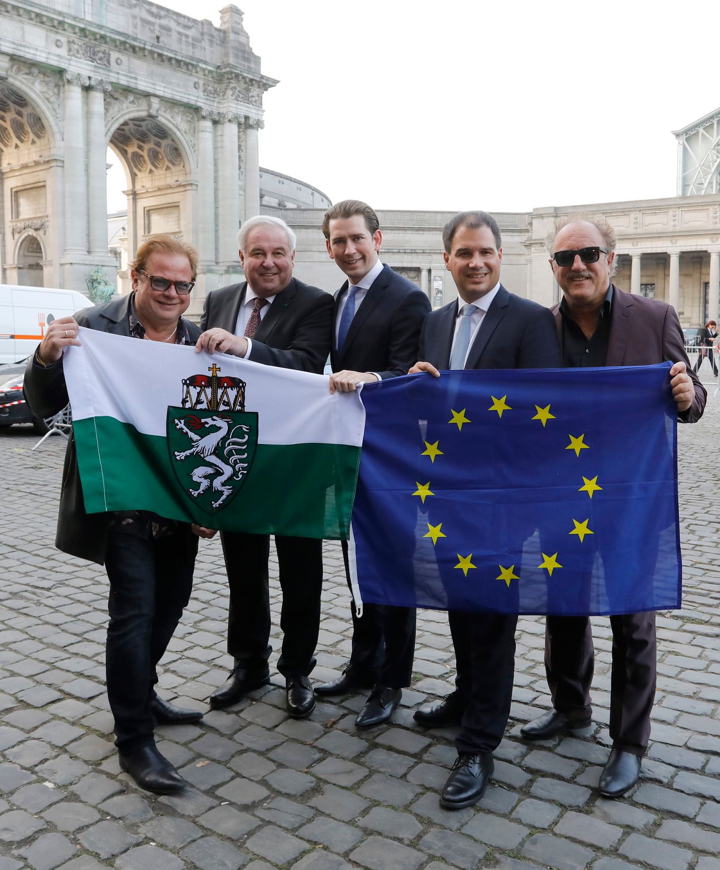 Am 17. Oktober 2018 wurde Bundeskanzler Sebastian Kurz (m.) anl&auml;sslich eines vorgezogenen Nationalfeiertag-Empfangs von Steirern in Br&uuml;ssel begr&uuml;&szlig;t. Im Bild mit Opus Bandmitglied Ewald Pfleger, dem Landeshauptmann der Steiermark Hermann Sch&uuml;tzenh&ouml;fer, dem Landeshauptmann-Stellvertreter Michael Schickhofer und Opus Bandmitglied Herwig R&uuml;disser (v.l.n.r.).