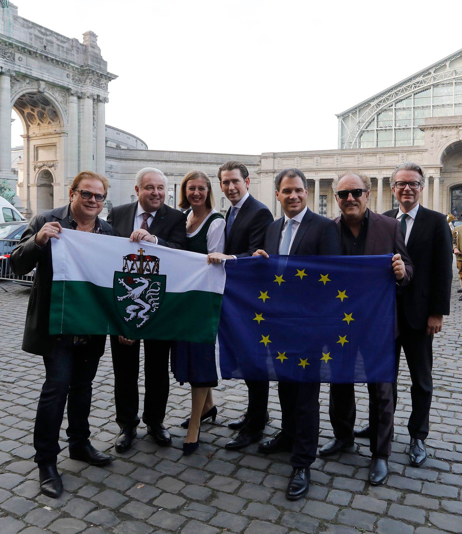Am 17. Oktober 2018 wurde Bundeskanzler Sebastian Kurz (m.) anl&auml;sslich eines vorgezogenen Nationalfeiertag-Empfangs von Steirern in Br&uuml;ssel begr&uuml;&szlig;t. Im Bild mit Opus Bandmitglied Ewald Pfleger, dem Landeshauptmann der Steiermark Hermann Sch&uuml;tzenh&ouml;fer, der Landesr&auml;tin Barbara Eibinger-Miedl, dem Landeshauptmann-Stellvertreter Michael Schickhofer, Opus Bandmitglied Herwig R&uuml;disser und Landesrat Christopher Drexler (v.l.n.r.).