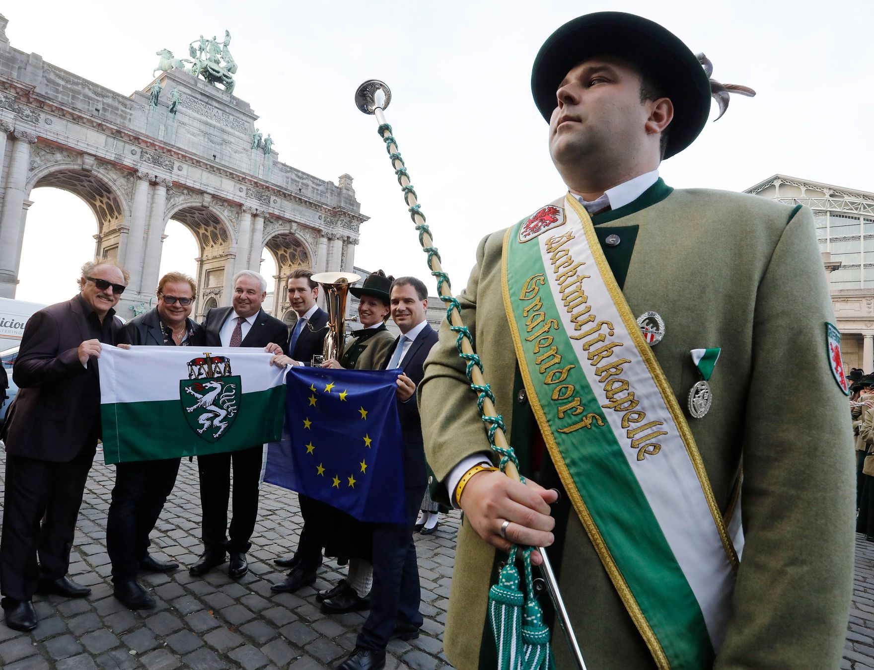 Am 17. Oktober 2018 wurde Bundeskanzler Sebastian Kurz (4.v.l.) anl&auml;sslich eines vorgezogenen Nationalfeiertag-Empfangs von Steirern in Br&uuml;ssel begr&uuml;&szlig;t. Im Bild mit den Opus Bandmitgliedern Herwig R&uuml;disser und Ewald Pfleger, dem Landeshauptmann der Steiermark Hermann Sch&uuml;tzenh&ouml;fer und dem Landeshauptmann-Stellvertreter Michael Schickhofer (v.l.n.r.).