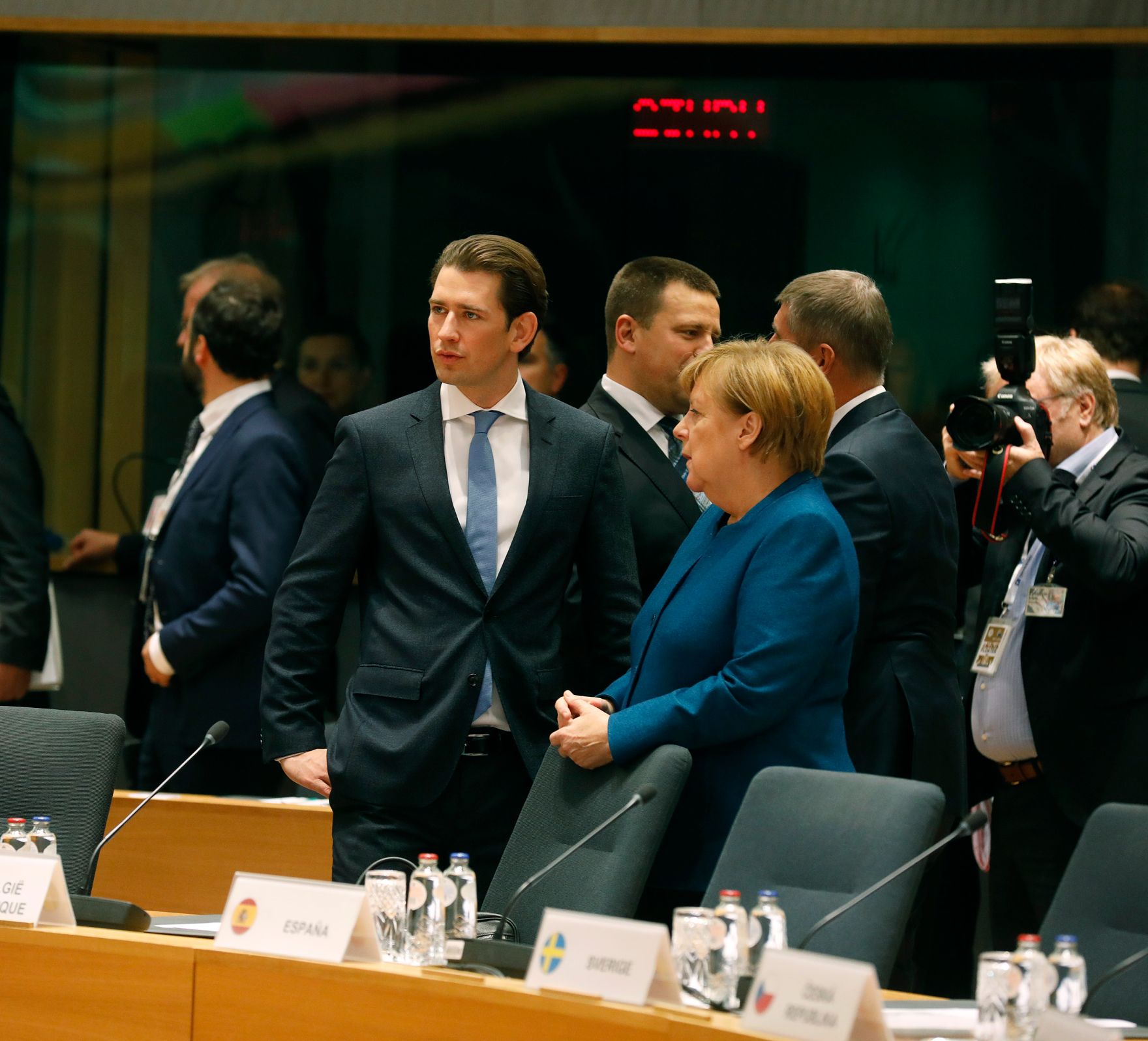 Am 17. Oktober 2018 nahm Bundeskanzler Sebastian Kurz (l.) am Europ&auml;ischen Rat in Br&uuml;ssel teil. Im Bild im Gespr&auml;ch mit der Bundeskanzlerin Deutschlands Angela Merkel (r.).