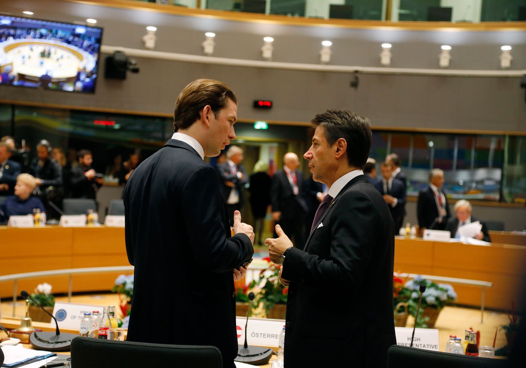 Am 18. Oktober 2018 nahm Bundeskanzler Sebastian Kurz (l.) am Euro-Gipfel in Br&uuml;ssel teil. Im Bild mit dem Ministerpr&auml;sidenten Italiens Giuseppe Conte (r.).