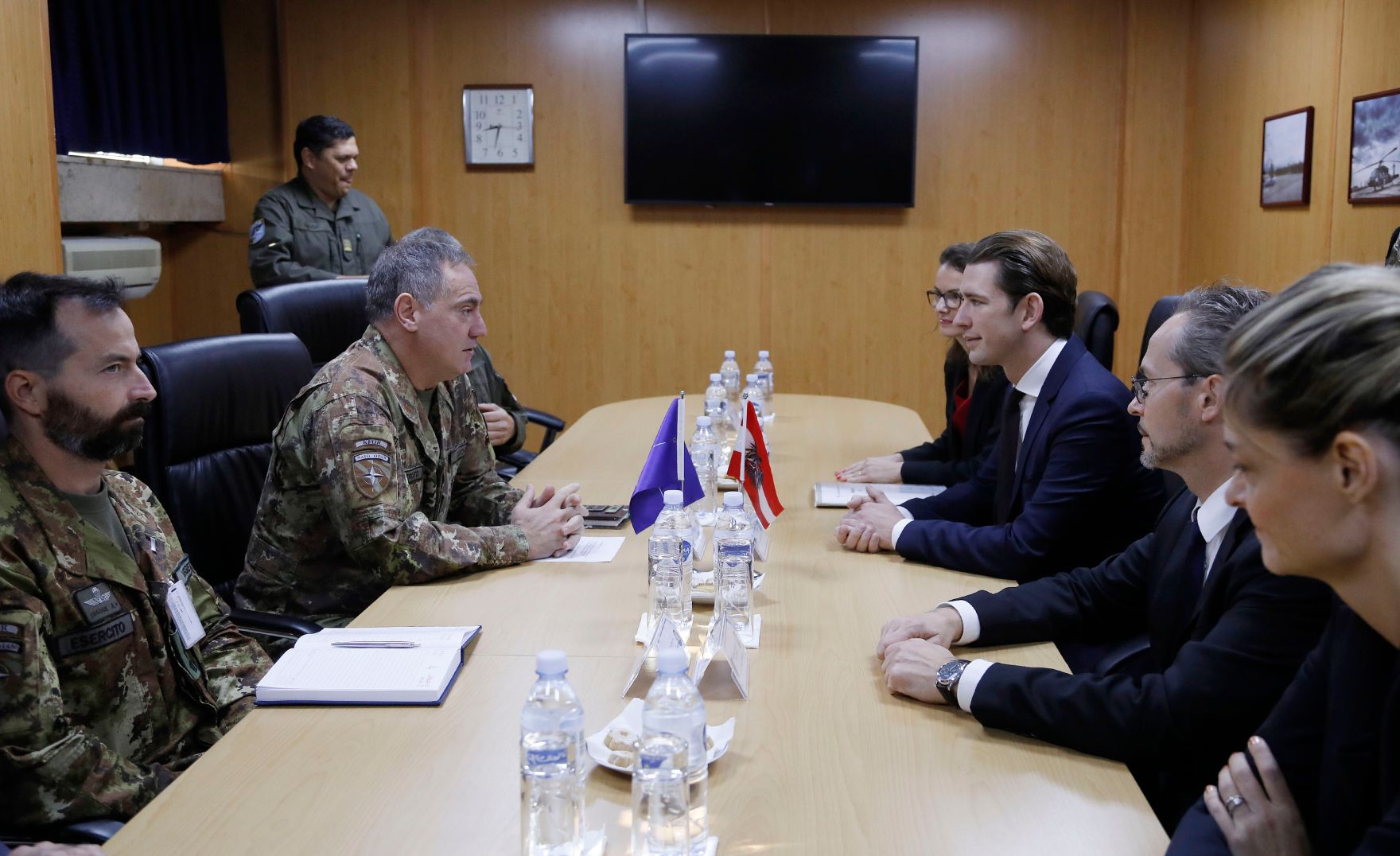 Am 6. November 2018 reiste Bundeskanzler Sebastian Kurz (3.v.r.) zu einem Arbeitsbesuch nach Pristina. Im Bild beim Besuch der Kosovo-Truppe KFOR (Kosovo Force) in Pristina.