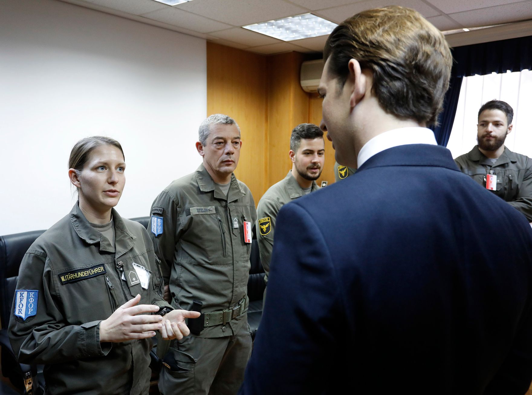 Am 6. November 2018 reiste Bundeskanzler Sebastian Kurz (r.) zu einem Arbeitsbesuch nach Pristina. Im Bild beim Besuch der Kosovo-Truppe KFOR (Kosovo Force) in Pristina.