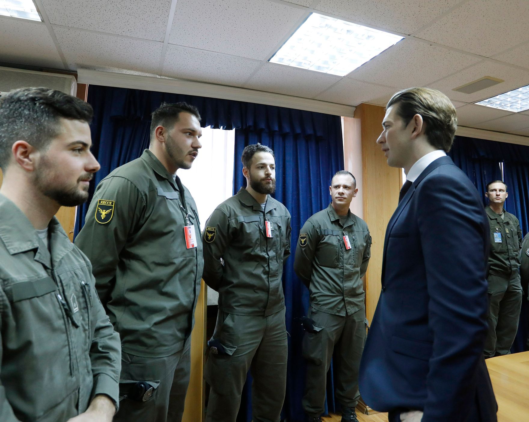 Am 6. November 2018 reiste Bundeskanzler Sebastian Kurz (r.) zu einem Arbeitsbesuch nach Pristina. Im Bild beim Besuch der Kosovo-Truppe KFOR (Kosovo Force) in Pristina.
