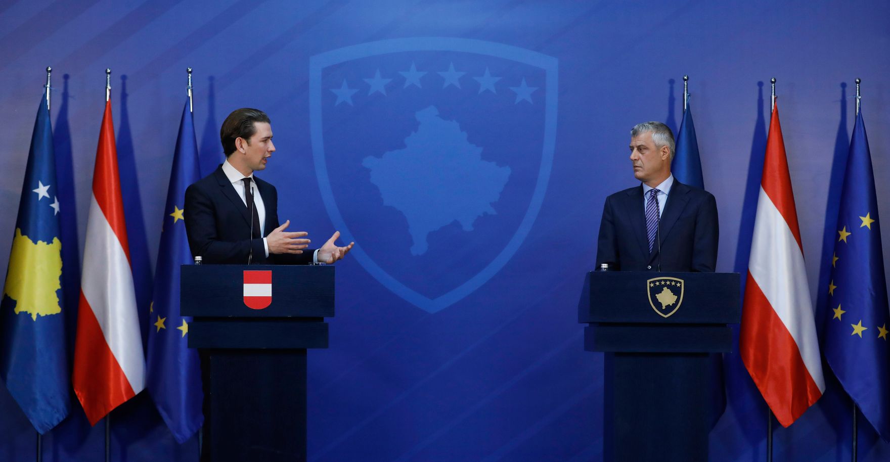 Am 6. November 2018 reiste Bundeskanzler Sebastian Kurz (l.) zu einem Arbeitsbesuch nach Pristina. Im Bild mit dem Pr&auml;sidenten der Republik Kosovo Hashim Tha&ccedil;i (r.) bei der Pressekonferenz.