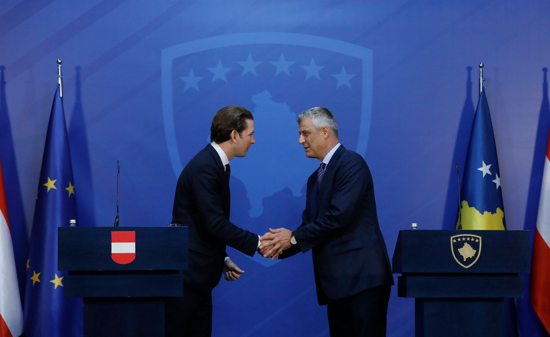 Am 6. November 2018 reiste Bundeskanzler Sebastian Kurz (l.) zu einem Arbeitsbesuch nach Pristina. Im Bild mit dem Pr&auml;sidenten der Republik Kosovo Hashim Tha&ccedil;i (r.) bei der Pressekonferenz.