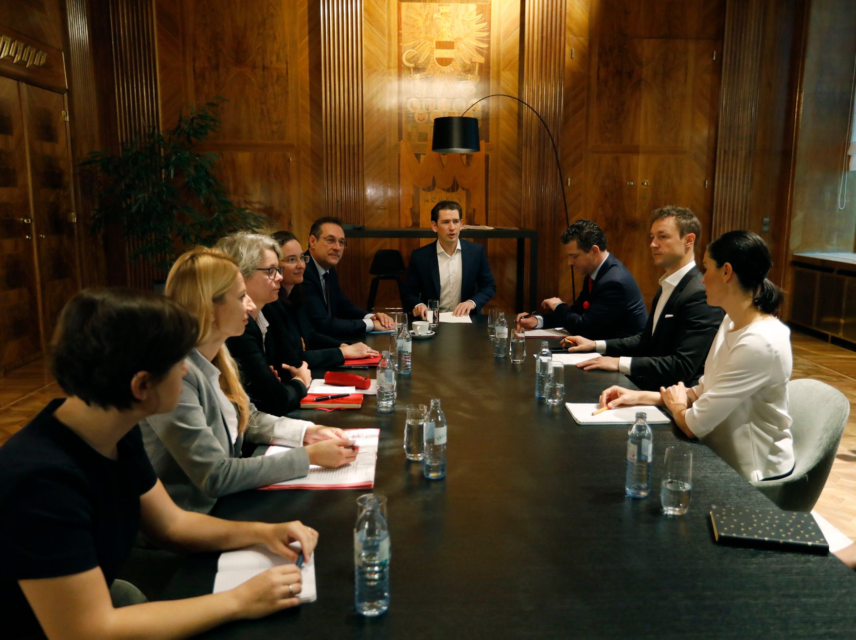 Am 13. November 2018 nahm Bundeskanzler Sebastian Kurz (m.) am Gipfel f&uuml;r Verantwortung im Netz und Gewaltpr&auml;vention teil. Im Bild mit Bundesministerin Juliane Bogner-Strau&szlig; (2.v.l.), Vizekanzler Heinz-Christian Strache (5.v.l.) und Bundesminister Gernot Bl&uuml;mel (2.v.r.).