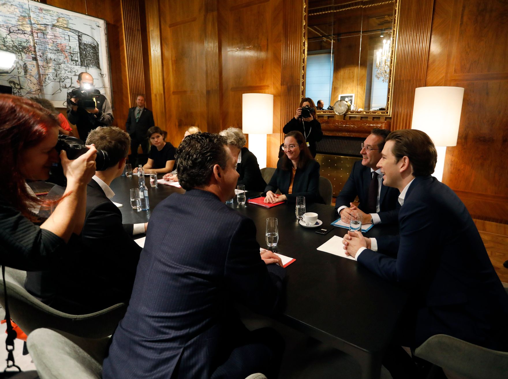 Am 13. November 2018 nahm Bundeskanzler Sebastian Kurz (r.) am Gipfel f&uuml;r Verantwortung im Netz und Gewaltpr&auml;vention teil. Im Bild mit Vizekanzler Heinz-Christian Strache (2.v.r.) und Bundesminister Gernot Bl&uuml;mel (2.v.l.).