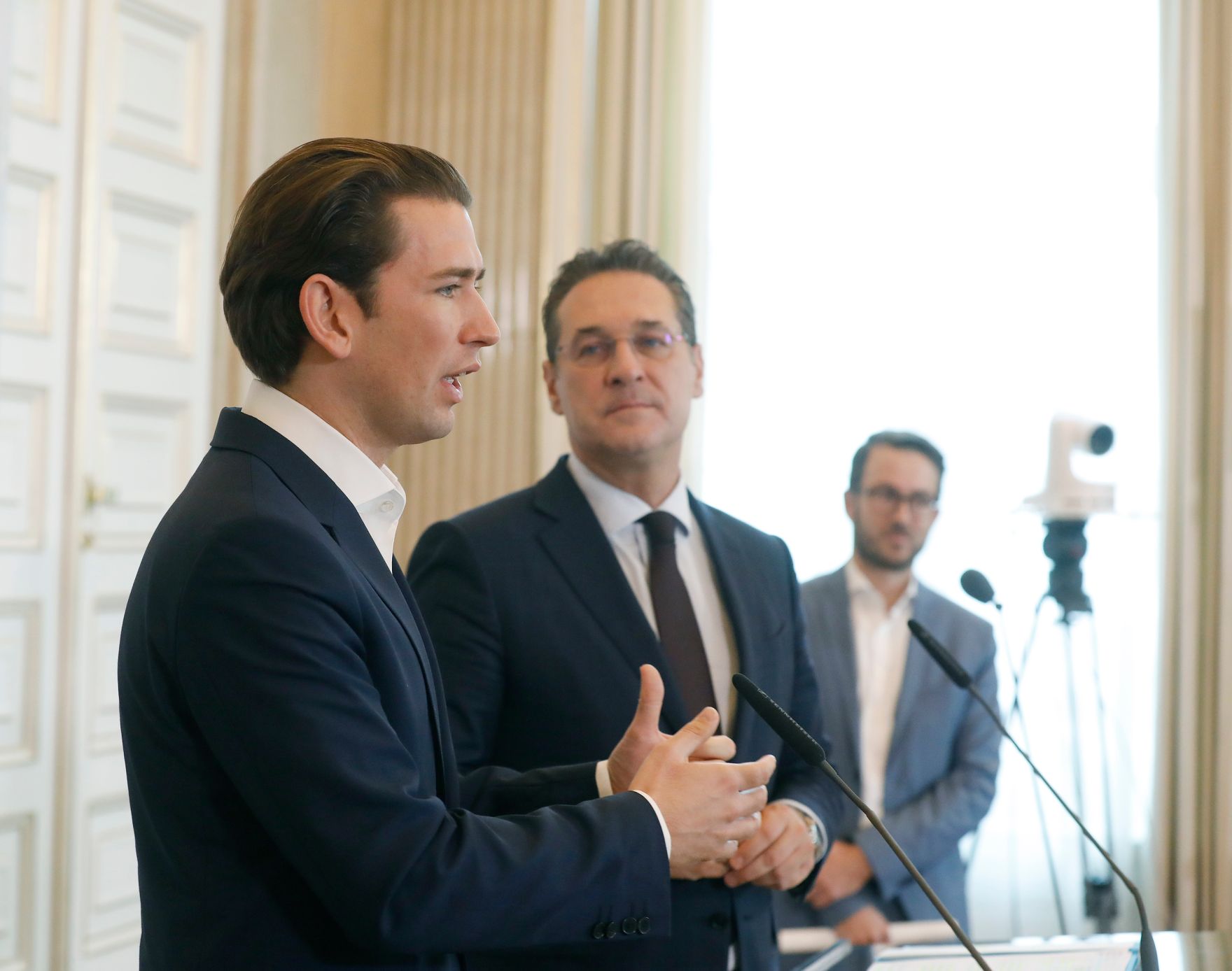 Bundeskanzler Sebastian Kurz (l.) und Vizekanzler Heinz-Christian Strache (m.) beim Pressestatement nach dem Gipfel f&uuml;r Verantwortung im Netz und Gewaltpr&auml;vention.