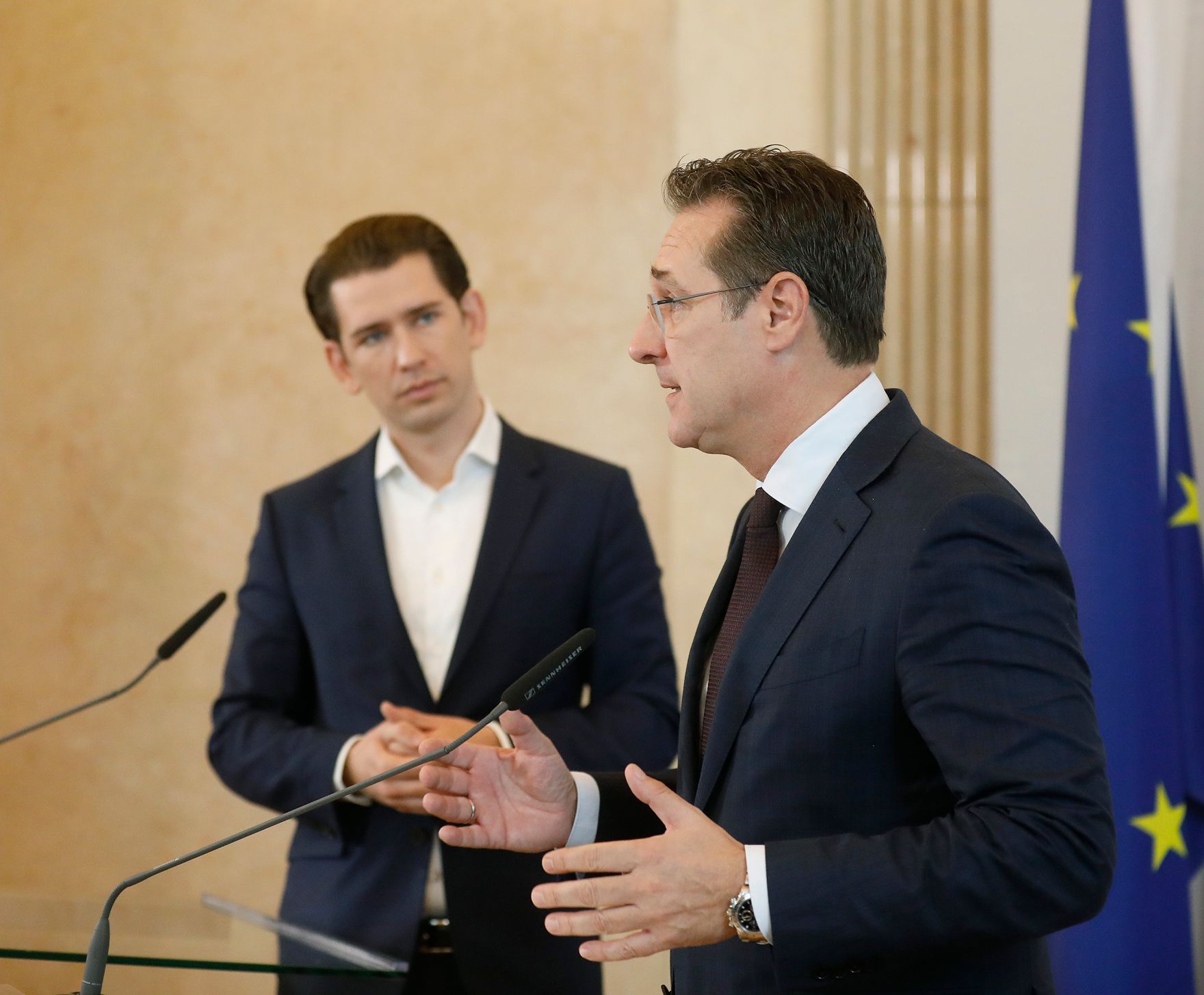 Bundeskanzler Sebastian Kurz (l.) und Vizekanzler Heinz-Christian Strache (r.) beim Pressestatement nach dem Gipfel f&uuml;r Verantwortung im Netz und Gewaltpr&auml;vention.