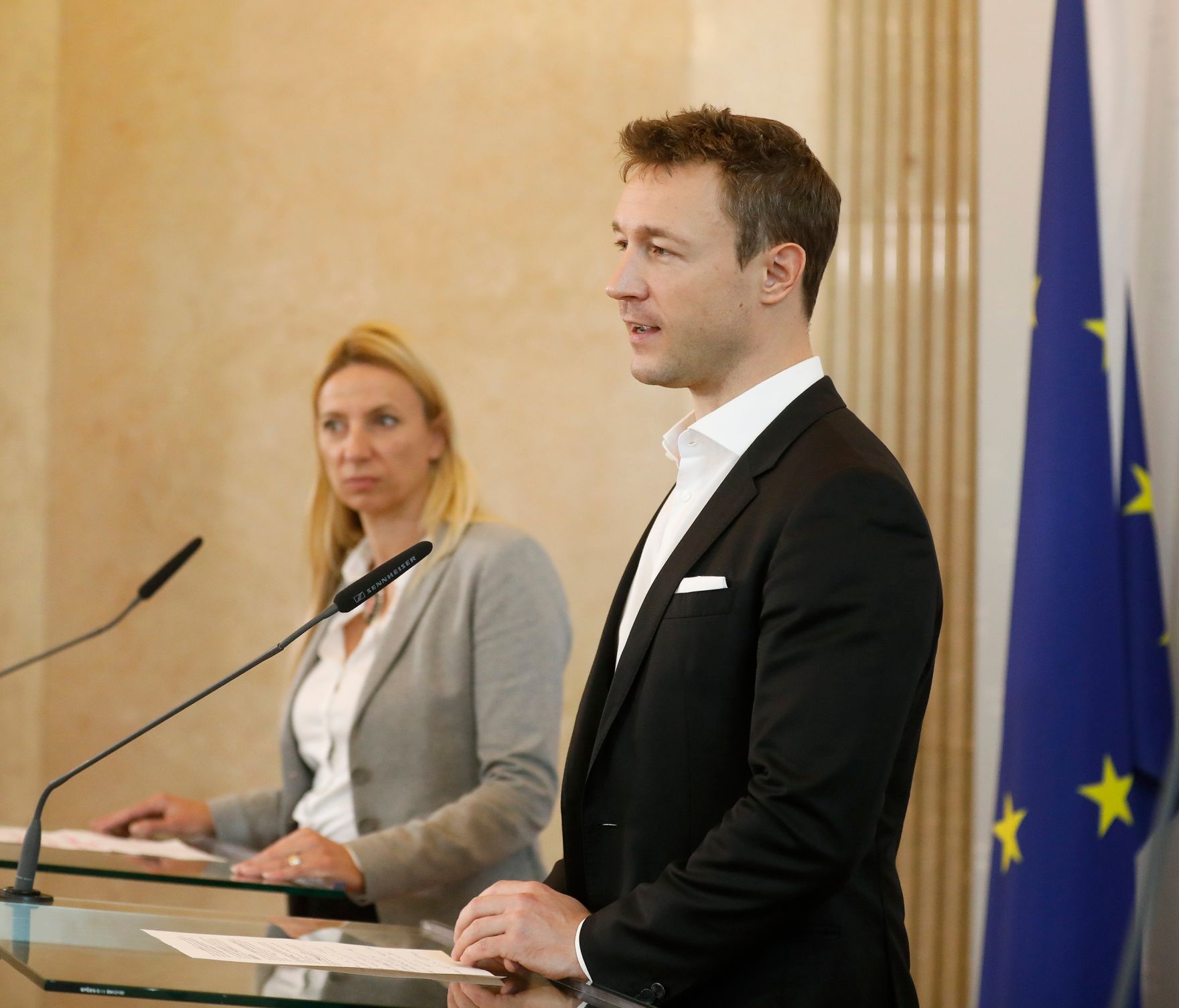 Bundesministerin Juliane Bogner-Strau&szlig; (l.) und Bundesminister Gernot Bl&uuml;mel (r.) beim Pressestatement nach dem Gipfel f&uuml;r Verantwortung im Netz und Gewaltpr&auml;vention.